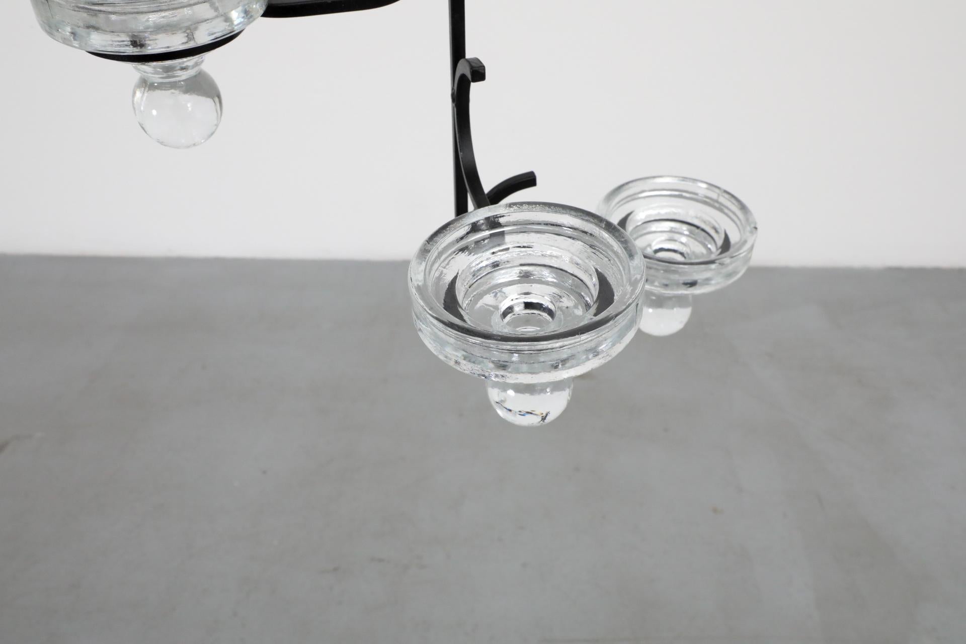 Candelabro colgante de hierro forjado estilo Erik Höglund con portavotivas de vidrio con clavijas en venta 4
