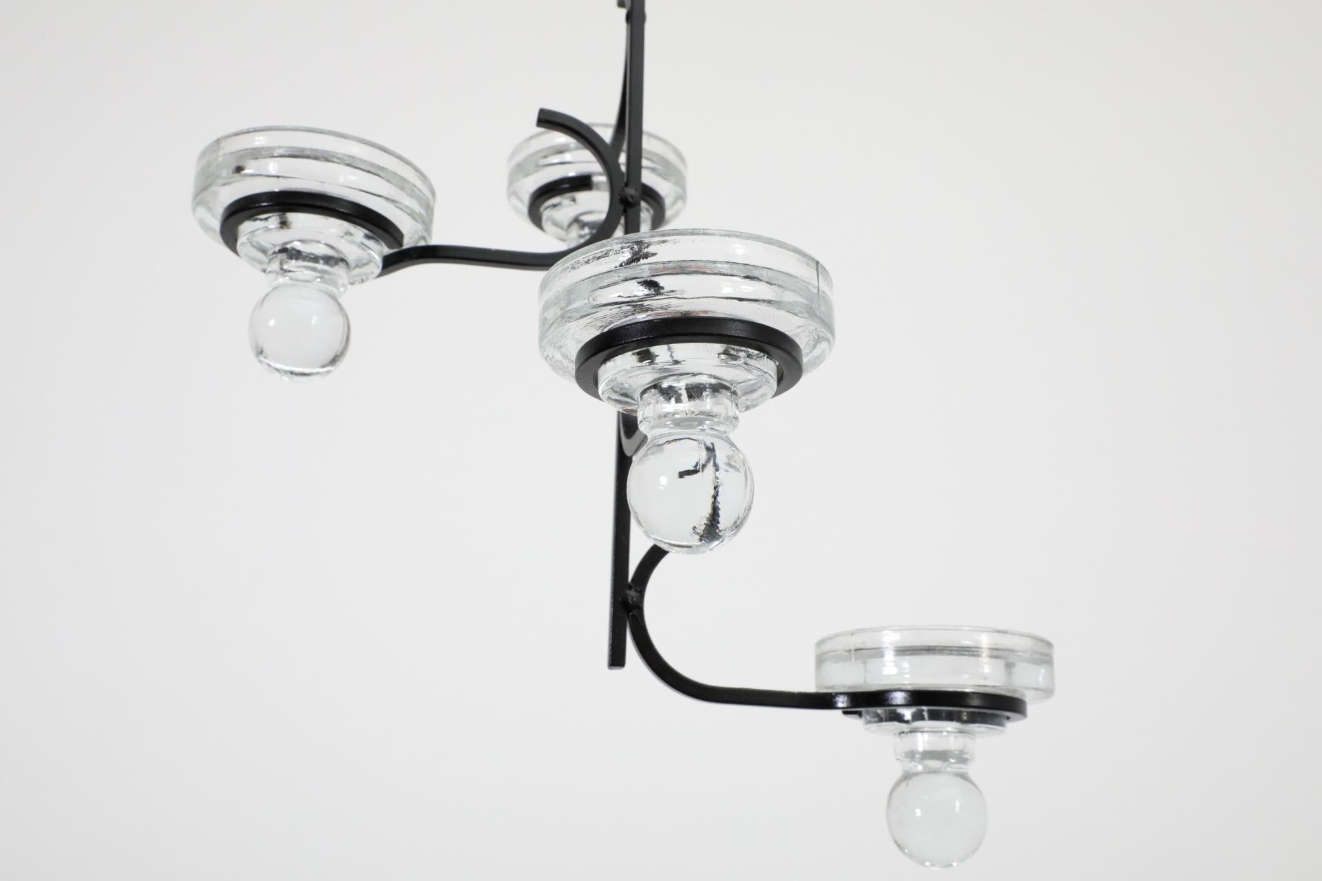 Candelabro colgante de hierro forjado estilo Erik Höglund con portavotivas de vidrio con clavijas en venta 5