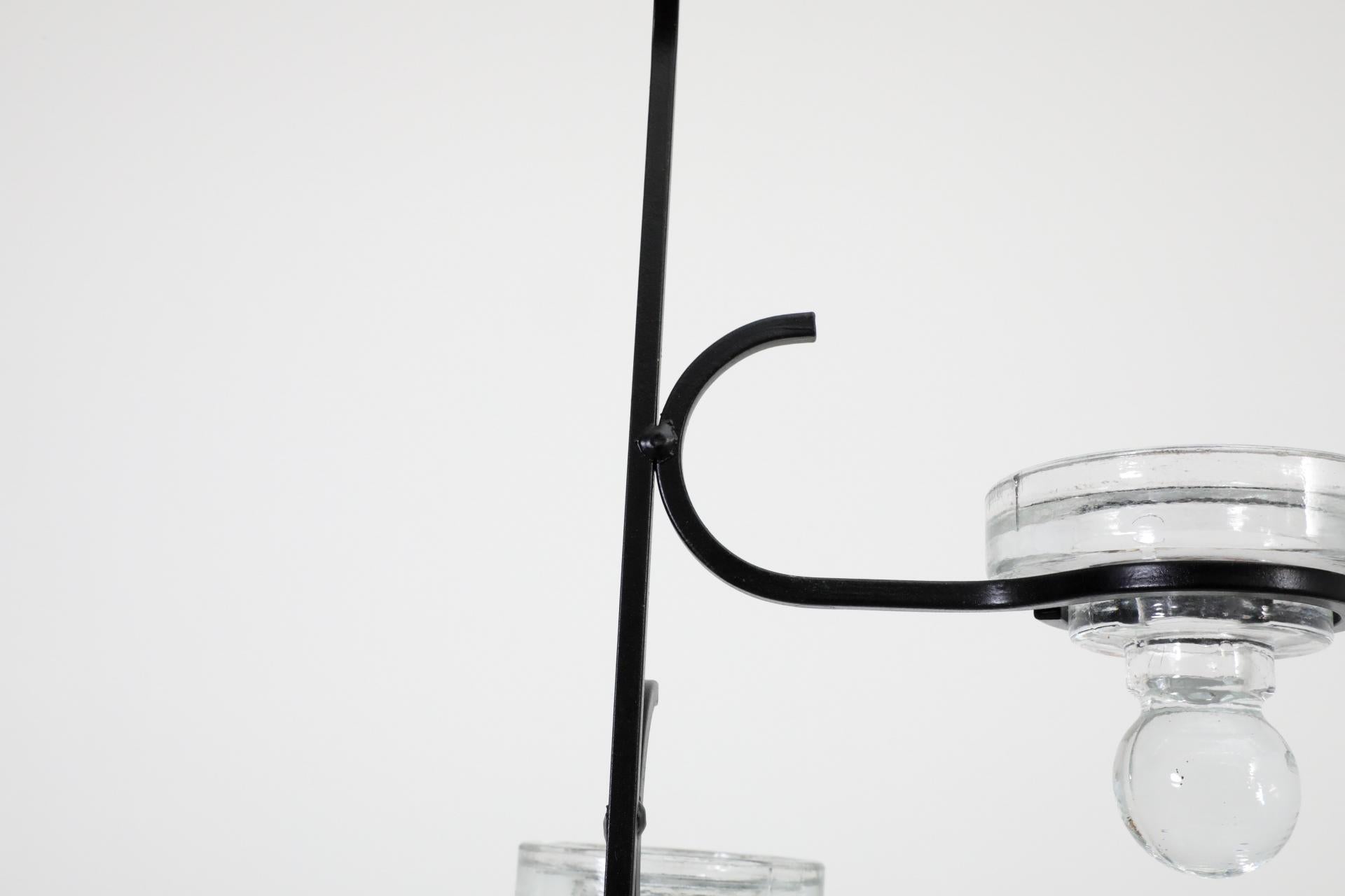 Candelabro colgante de hierro forjado estilo Erik Höglund con portavotivas de vidrio con clavijas en venta 7