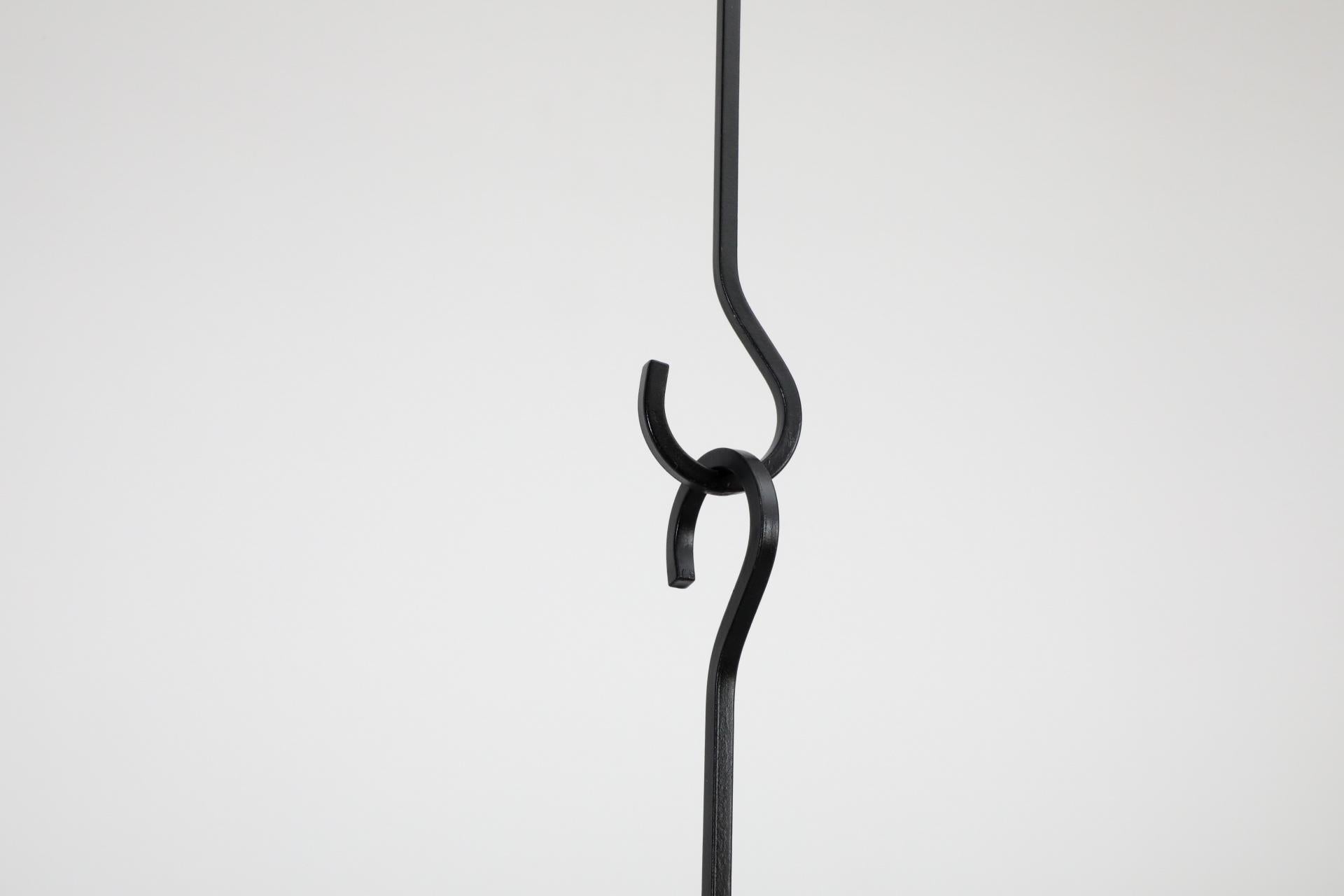 Candelabro colgante de hierro forjado estilo Erik Höglund con portavotivas de vidrio con clavijas en venta 10
