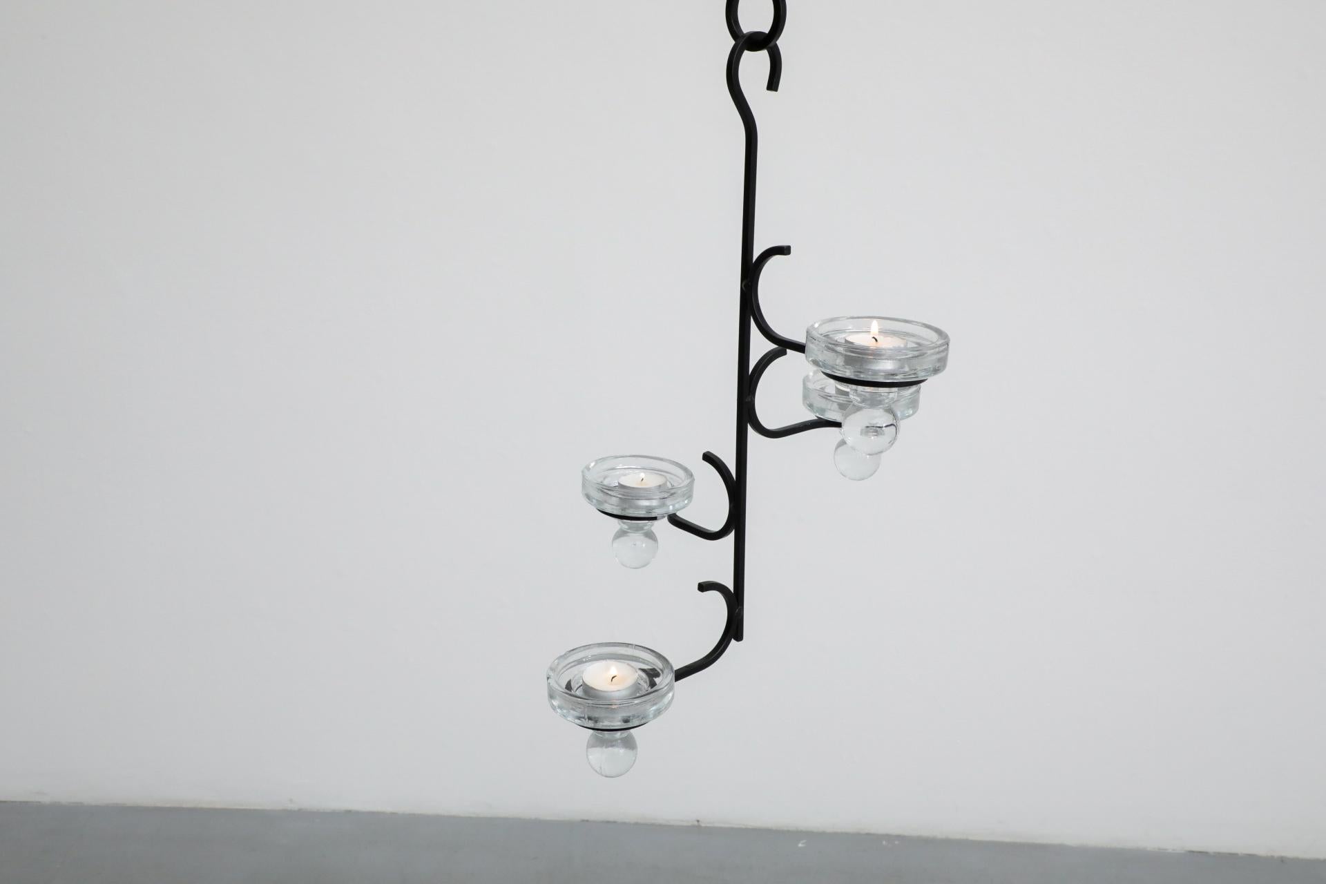 Candelabro colgante de hierro forjado estilo Erik Höglund con portavotivas de vidrio con clavijas Moderno de mediados de siglo en venta