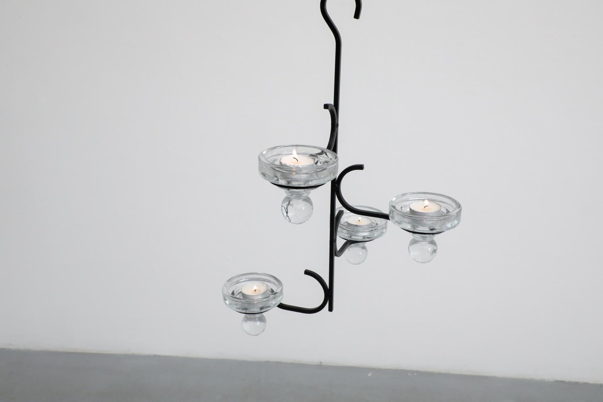 Candelabro colgante de hierro forjado estilo Erik Höglund con portavotivas de vidrio con clavijas Holandés en venta