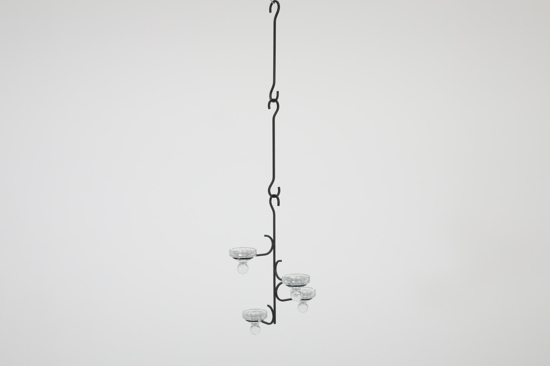 Candelabro colgante de hierro forjado estilo Erik Höglund con portavotivas de vidrio con clavijas siglo XX en venta