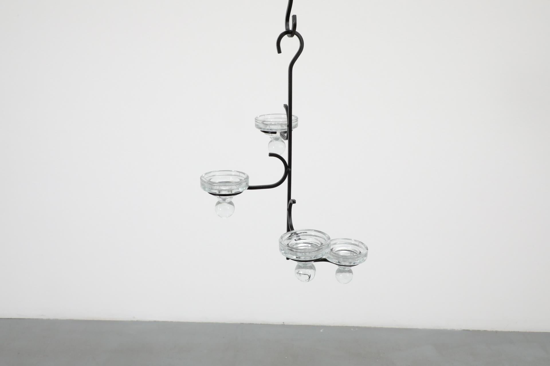 Candelabro colgante de hierro forjado estilo Erik Höglund con portavotivas de vidrio con clavijas Vidrio en venta