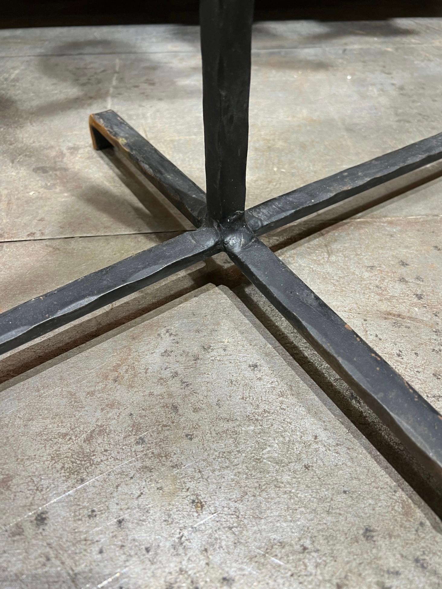 Un raro candelabro de 7 brazos de Erik Hoglund Suecia circa 1970 
Base de hierro y colgantes de cristal 
Perfecto estado vintage.