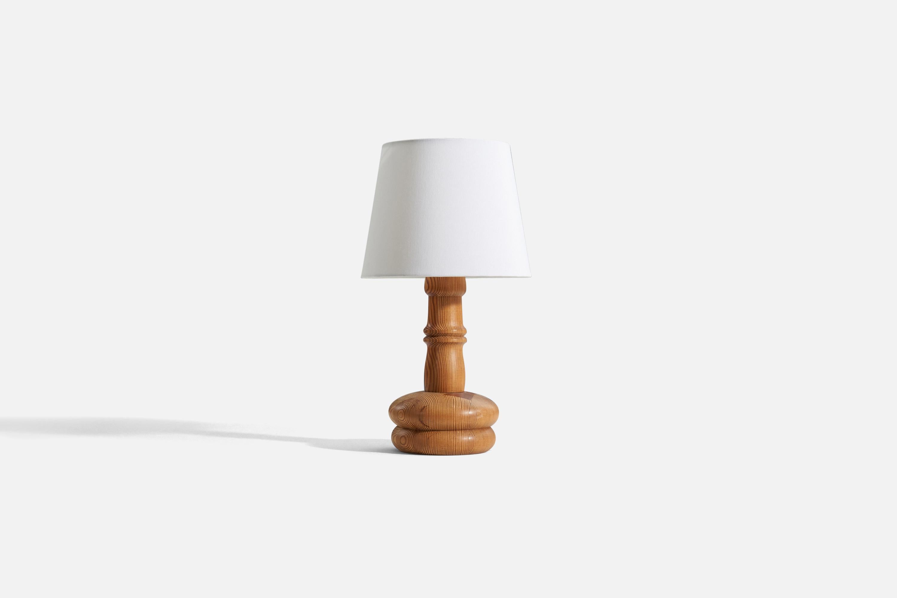 A pine table lamp, designed and produced by Erik Höglund, for Boda Trä. With makers mark branded to underside.

Sold without lampshade. Stated dimensions exclude lampshade.
 