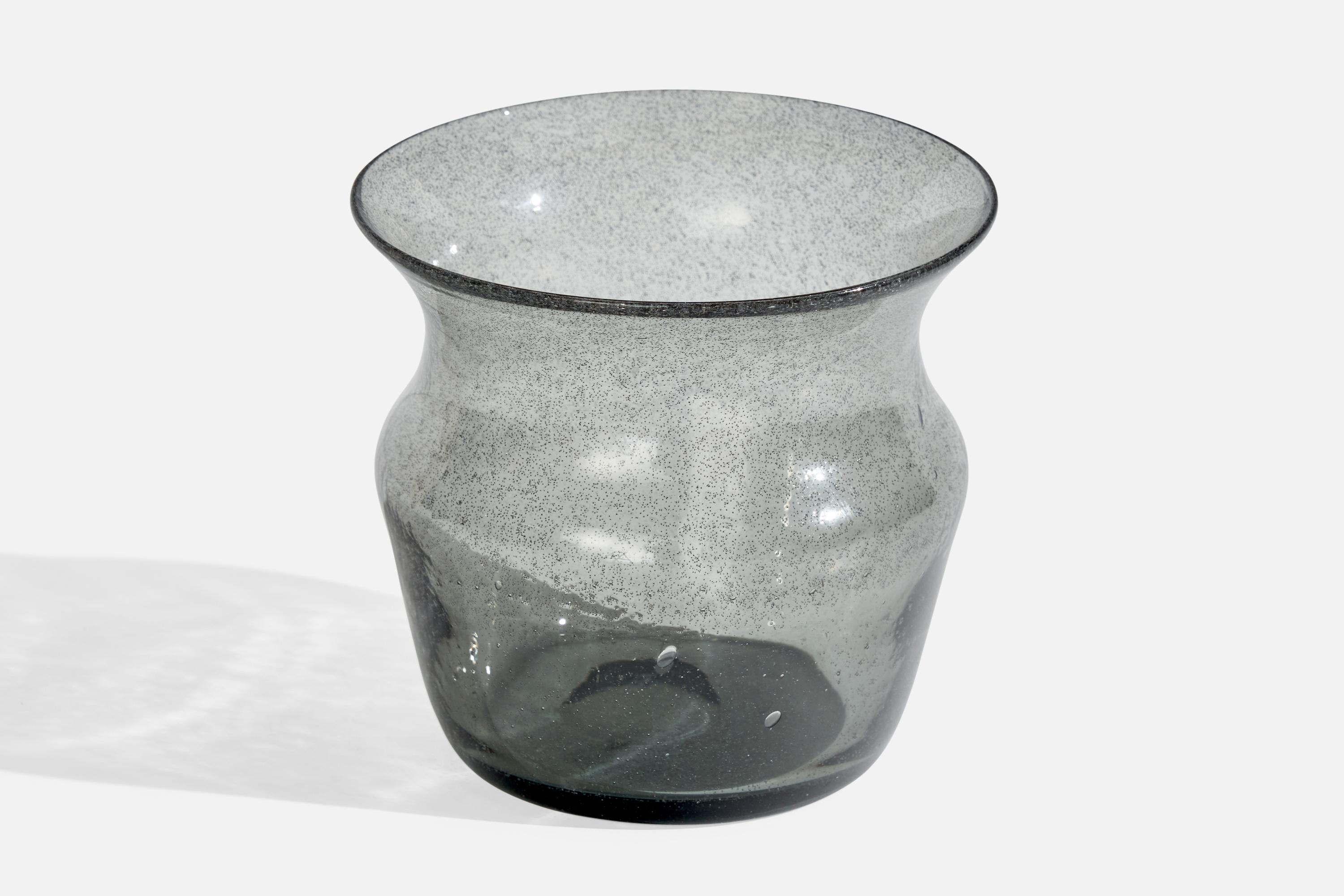 Vase en verre gris soufflé conçu par Erik Höglund et produit par Boda Glas, Suède, c.C. 1960.
