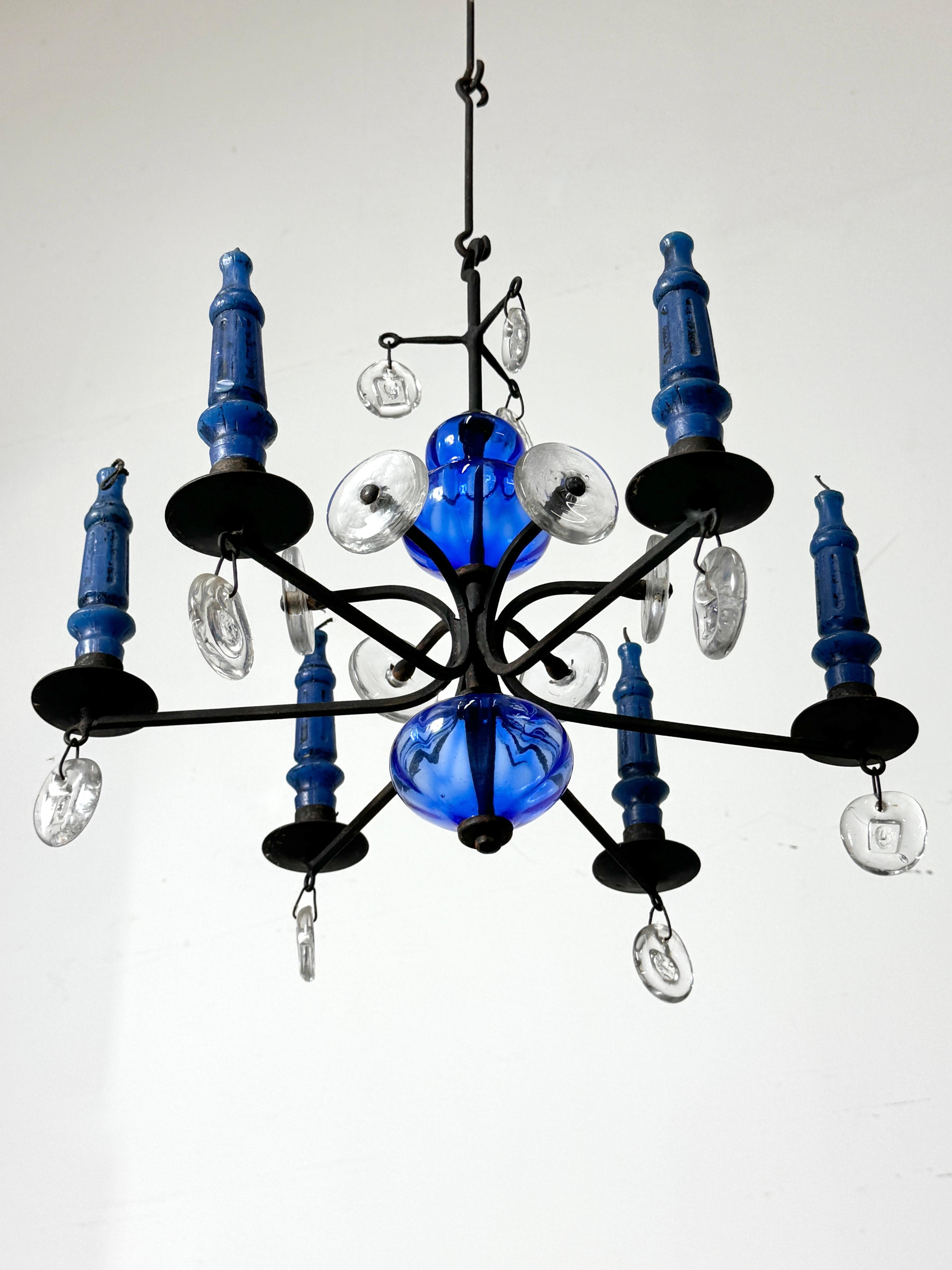 Candelabro colgante de hierro forjado y cristal de Erik Hoglund para Boda Años 60 Sueco en venta