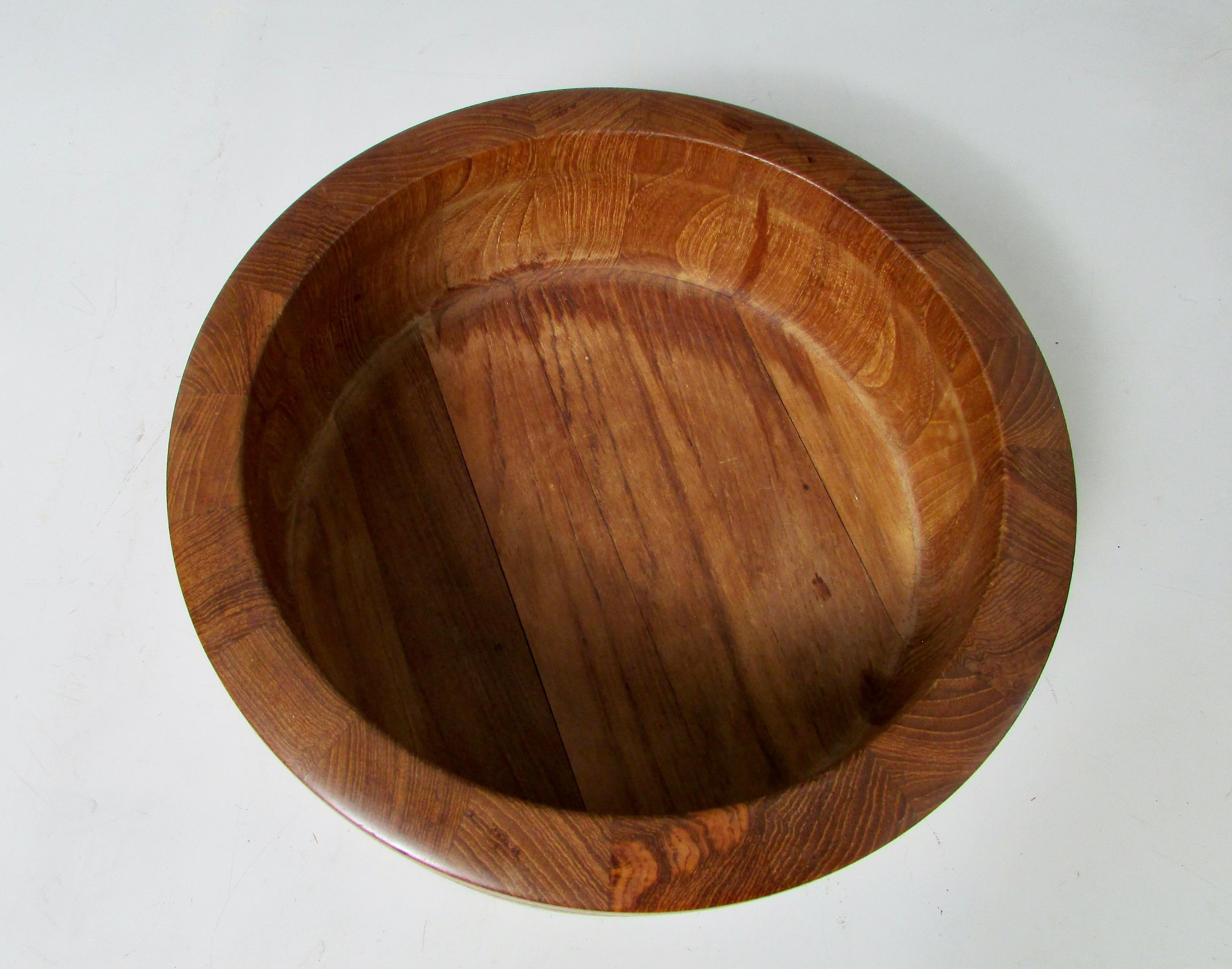 Erik Jorgensen für Woodline Gerippte Schale aus dänischem Teakholz (20. Jahrhundert) im Angebot