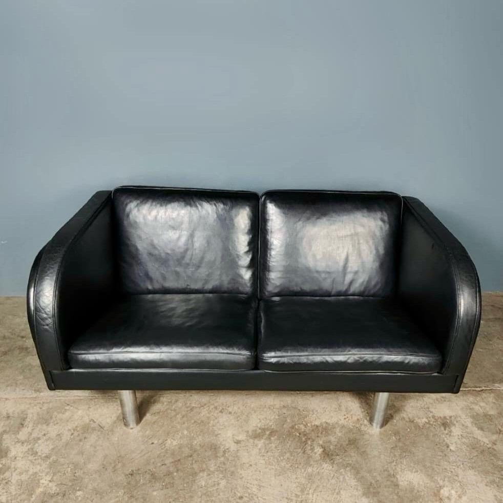 New Stock ✅

Erik Jørgensen EJ202 designed by Jørgen Gammelgaard in black Leather

This fabulous mid century set, with its clean lined silhouette softened by the unusual curved arm profile, was designed by the famous architect Jørgen Gammelgaard for