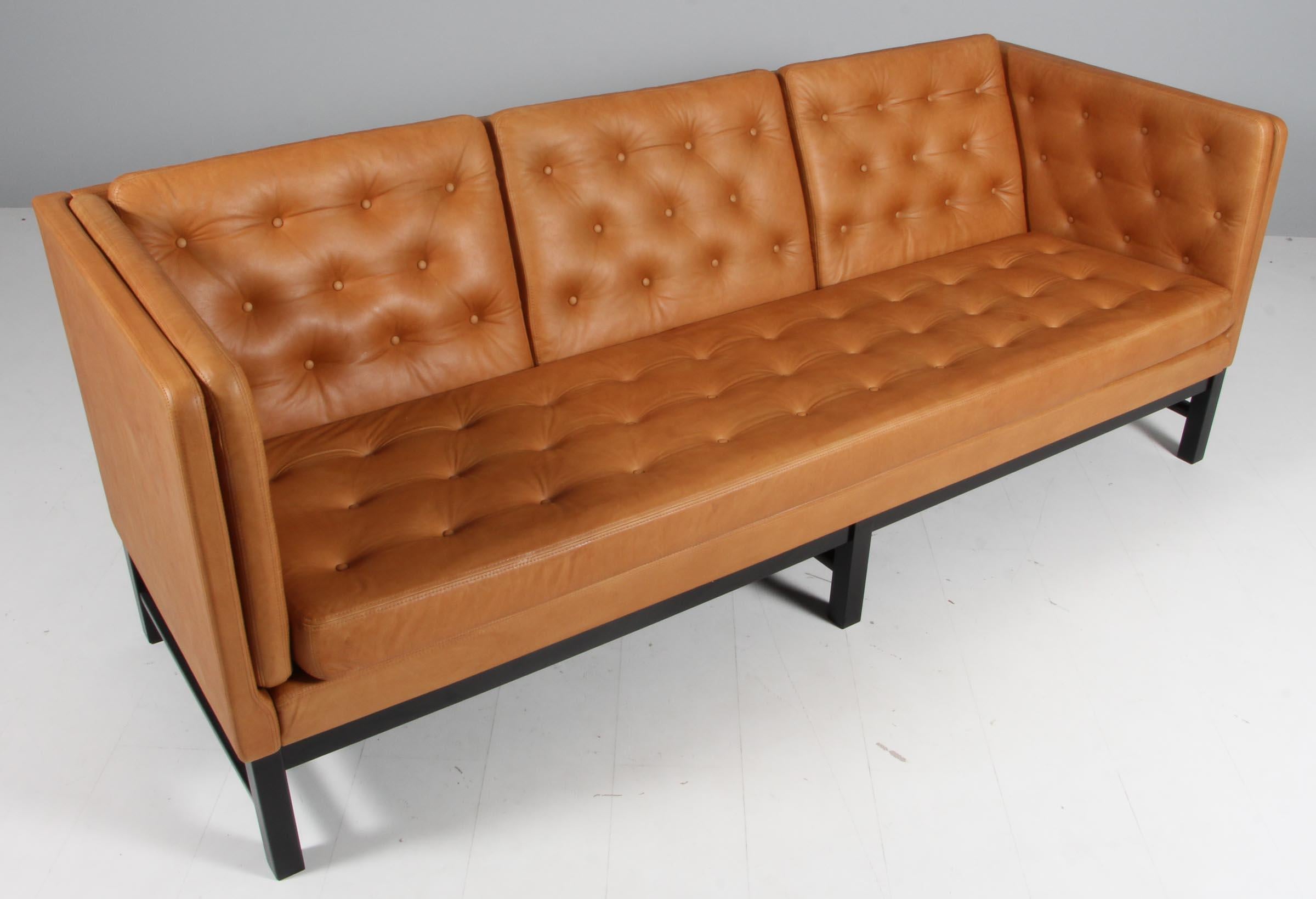 Nouveau trois places d'Erik Jørgensen, recouvert de cuir d'aniline fauve d'époque.

Cadre en bois laqué noir.

Modèle EJ 315/3, fabriqué par Erik Jørgensen.
