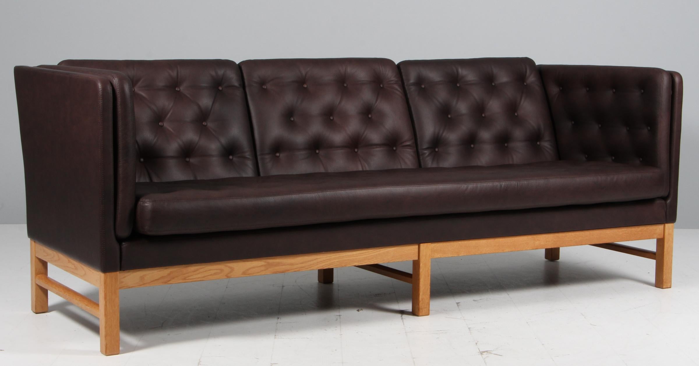 Erik Jørgensen three-seat new upholstered with mokka full grain anilin leather.

Frame of oak.

Model EJ 315/3, made by Erik Jørgensen.