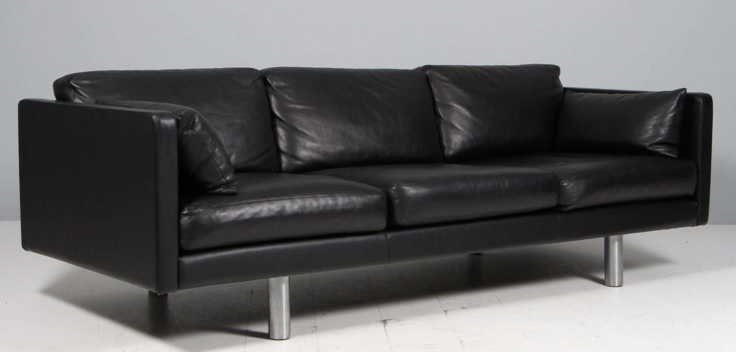 Erik Jørgensen dreisitziges Original mit schwarzem Leder gepolstert

Beine aus Aluminium.

Modell 220, hergestellt von Erik Jørgensen.