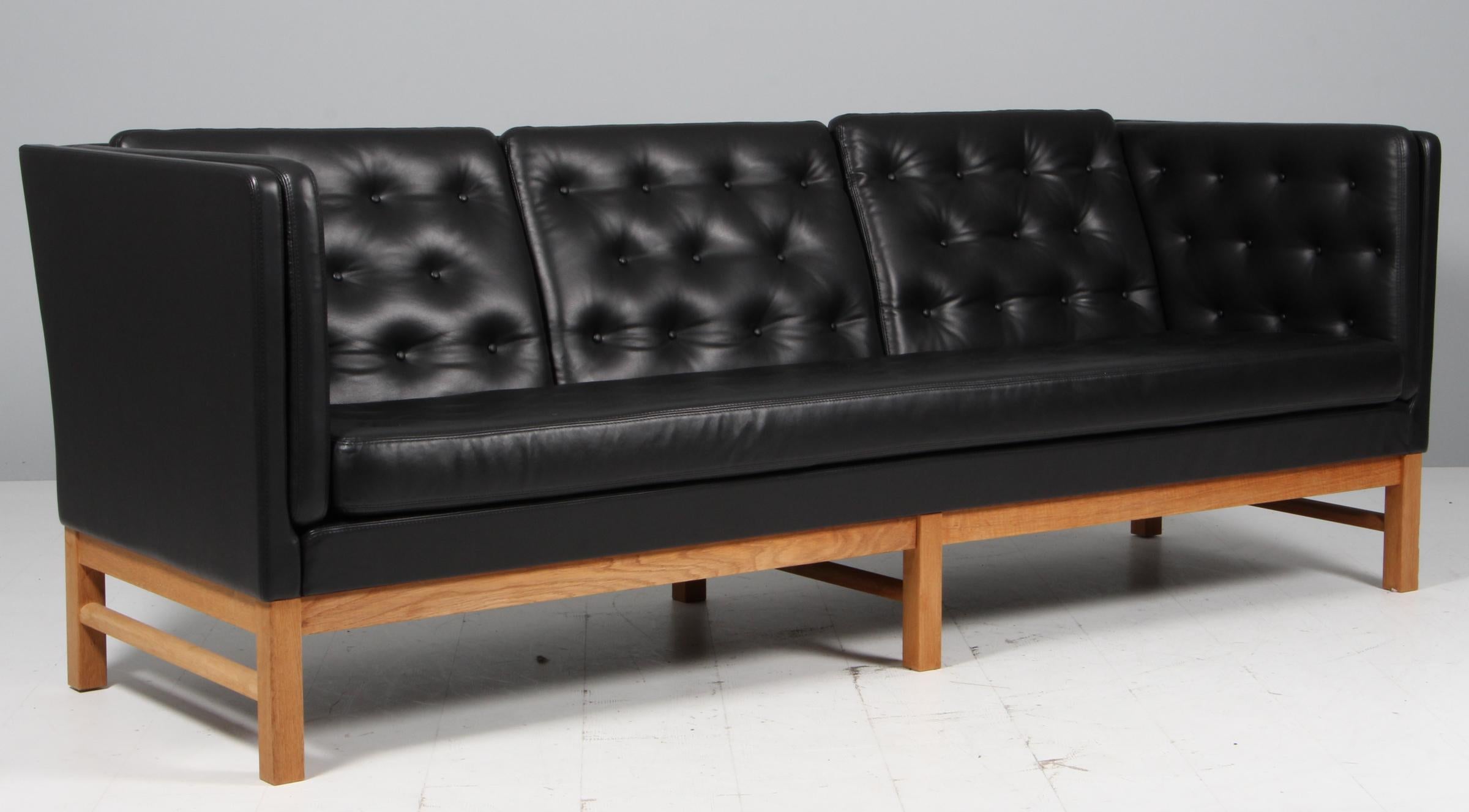 Nouveau trois places Erik Jørgensen garni de cuir pleine fleur aniline noir.

Cadre en chêne.

Modèle EJ 315/3, fabriqué par Erik Jørgensen.