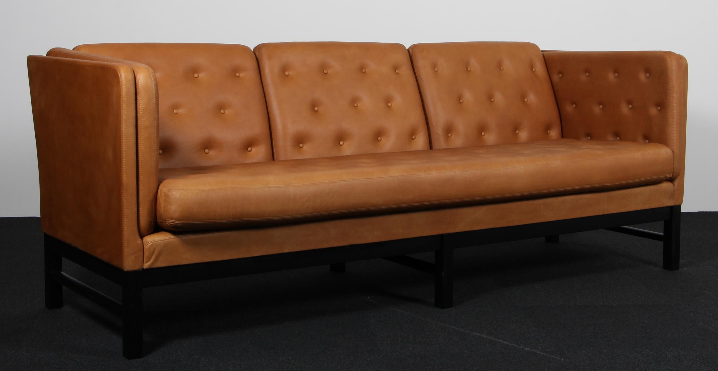 Erik Jørgensen tre posti nuovo rivestito in pelle anilina pieno fiore vintage cognac.

Telaio in faggio laccato nero.

Modello EJ 315/3, realizzato da Erik Jørgensen.