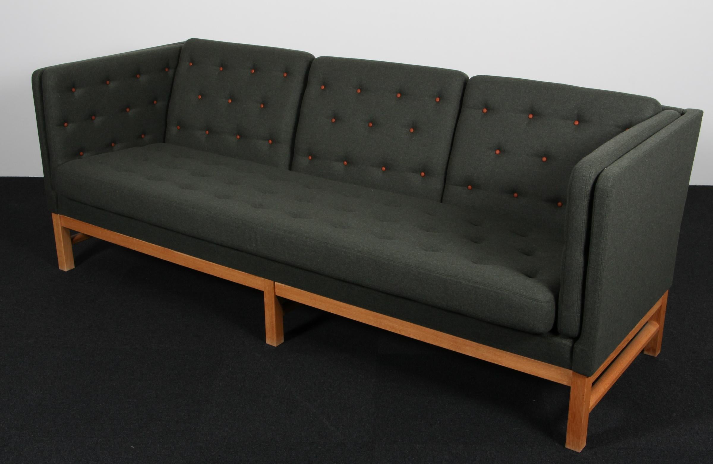 Scandinave moderne Erik Jørgensen Three-Seat Sofa en vente