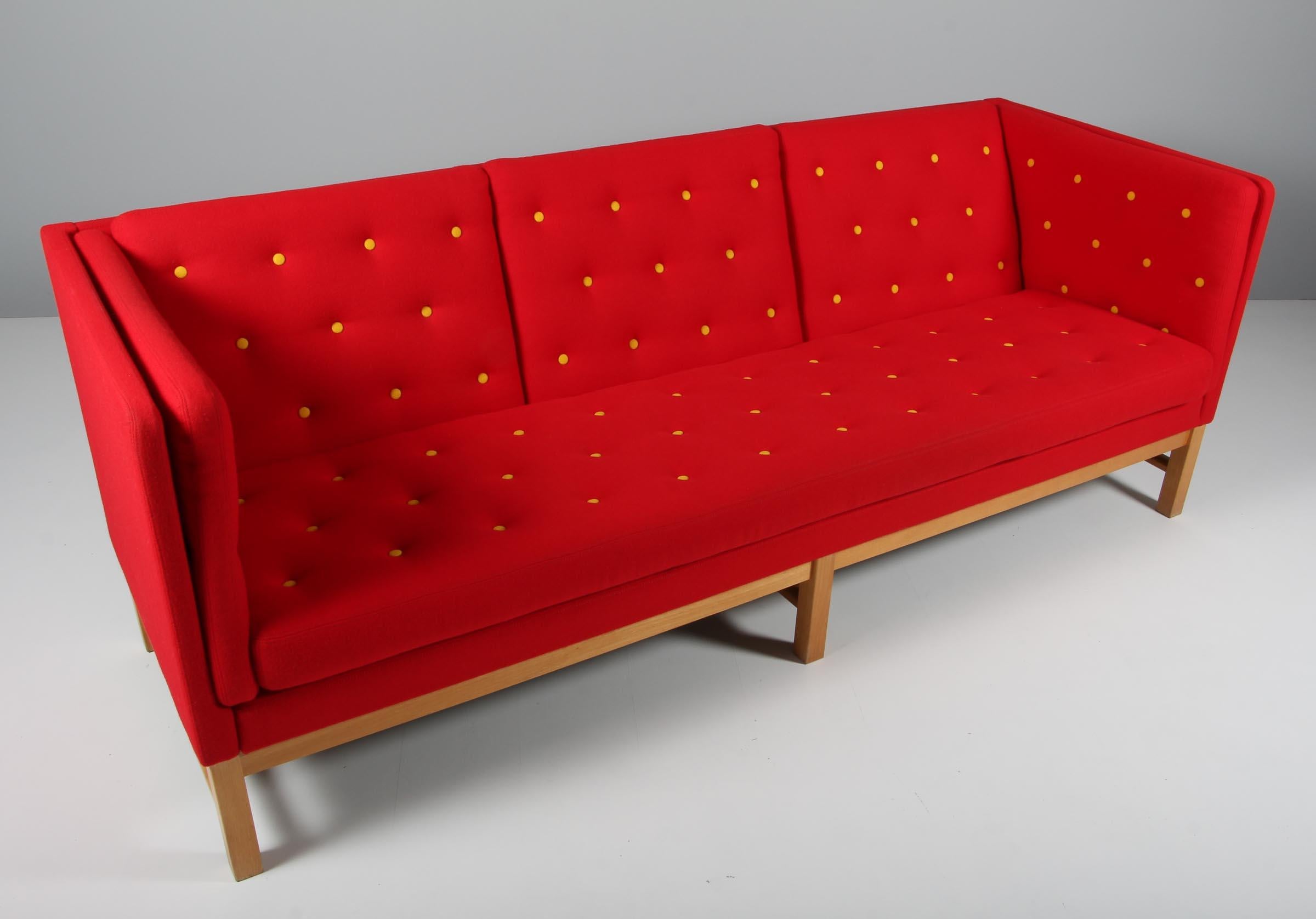 Erik Jørgensen three-seat sofa with red wool fabric and yellow buttons, Camira Blazer wool.

Frame of beech.

Model EJ 315/3, made by Erik Jørgensen.