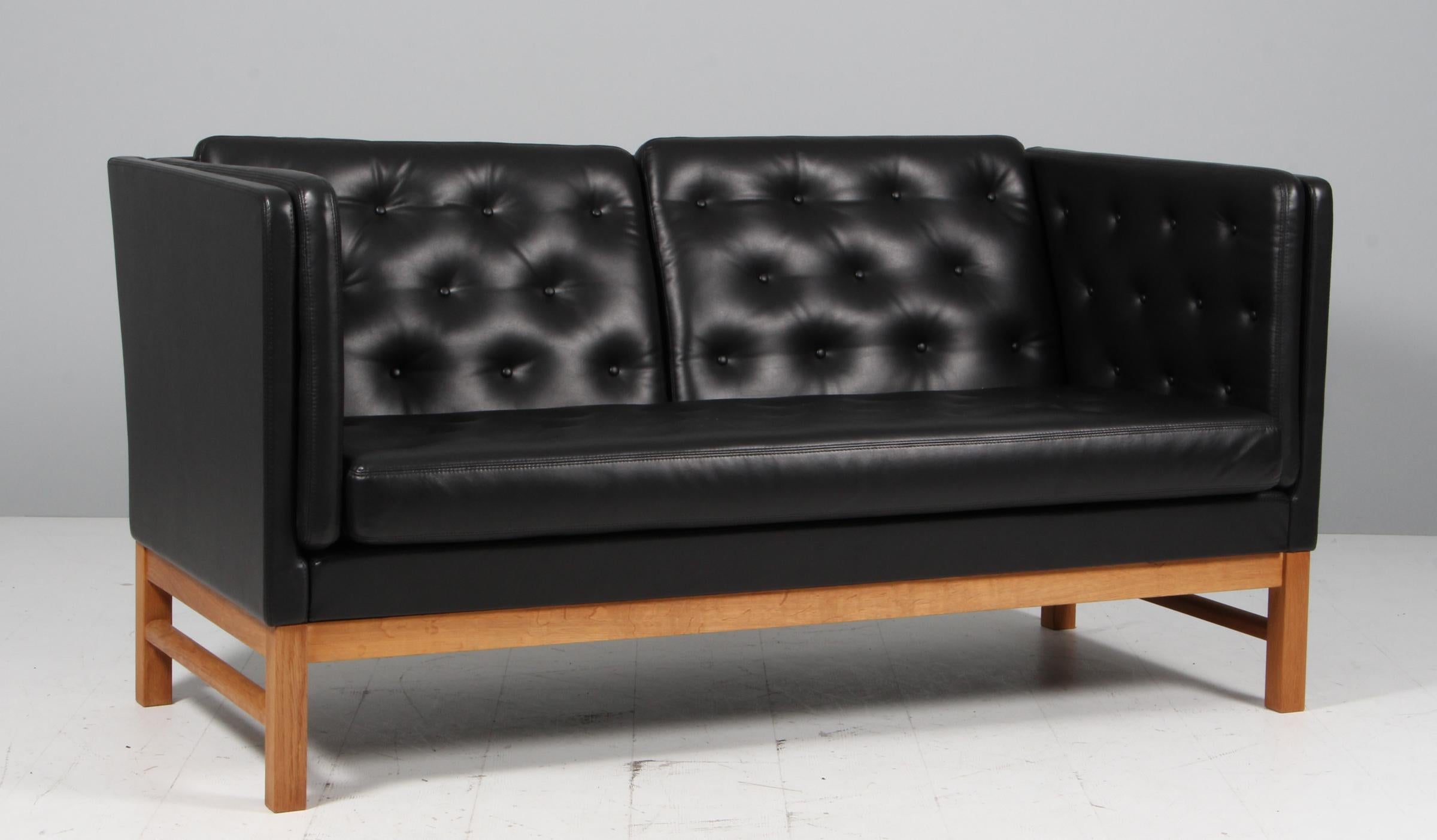 Canapé deux places Erik Jørgensen neuf garni de cuir pur aniline noir.

Cadre en chêne.

Modèle EJ 315/2, fabriqué par Erik Jørgensen.