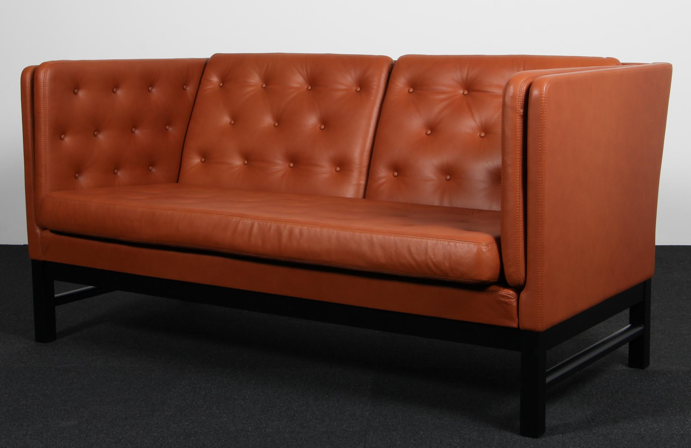 Erik Jørgensen Zweisitzer-Sofa, neu gepolstert mit reinem Anilinleder in Cognac.

Gestell aus schwarz lackierter Buche.

Modell EJ 315/2, hergestellt von Erik Jørgensen.
