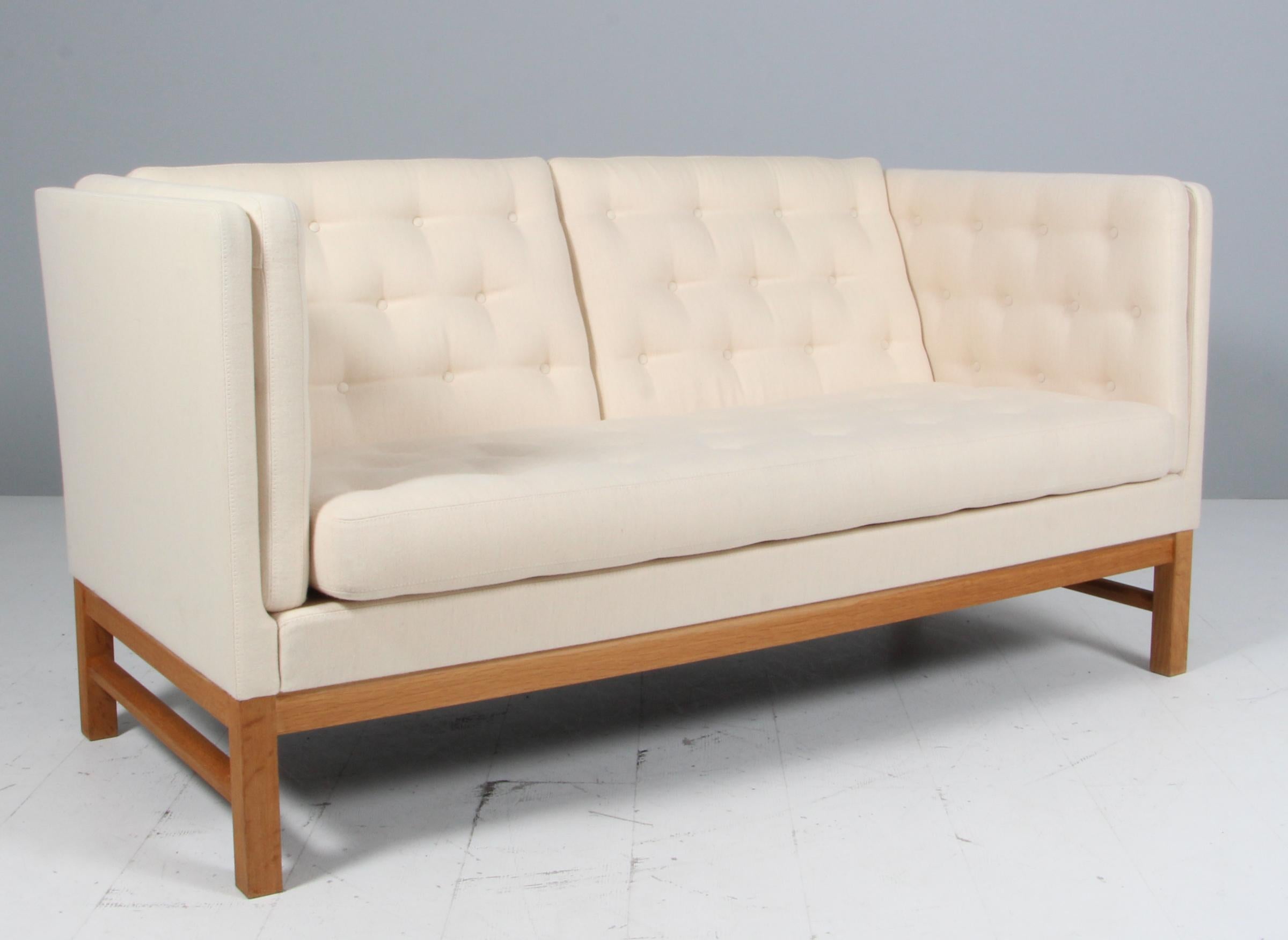 Erik Jørgensen Zweisitzer-Sofa, neu gepolstert mit heller Savak-Wolle.

Rahmen aus Eiche.

Modell EJ 315/2, hergestellt von Erik Jørgensen.