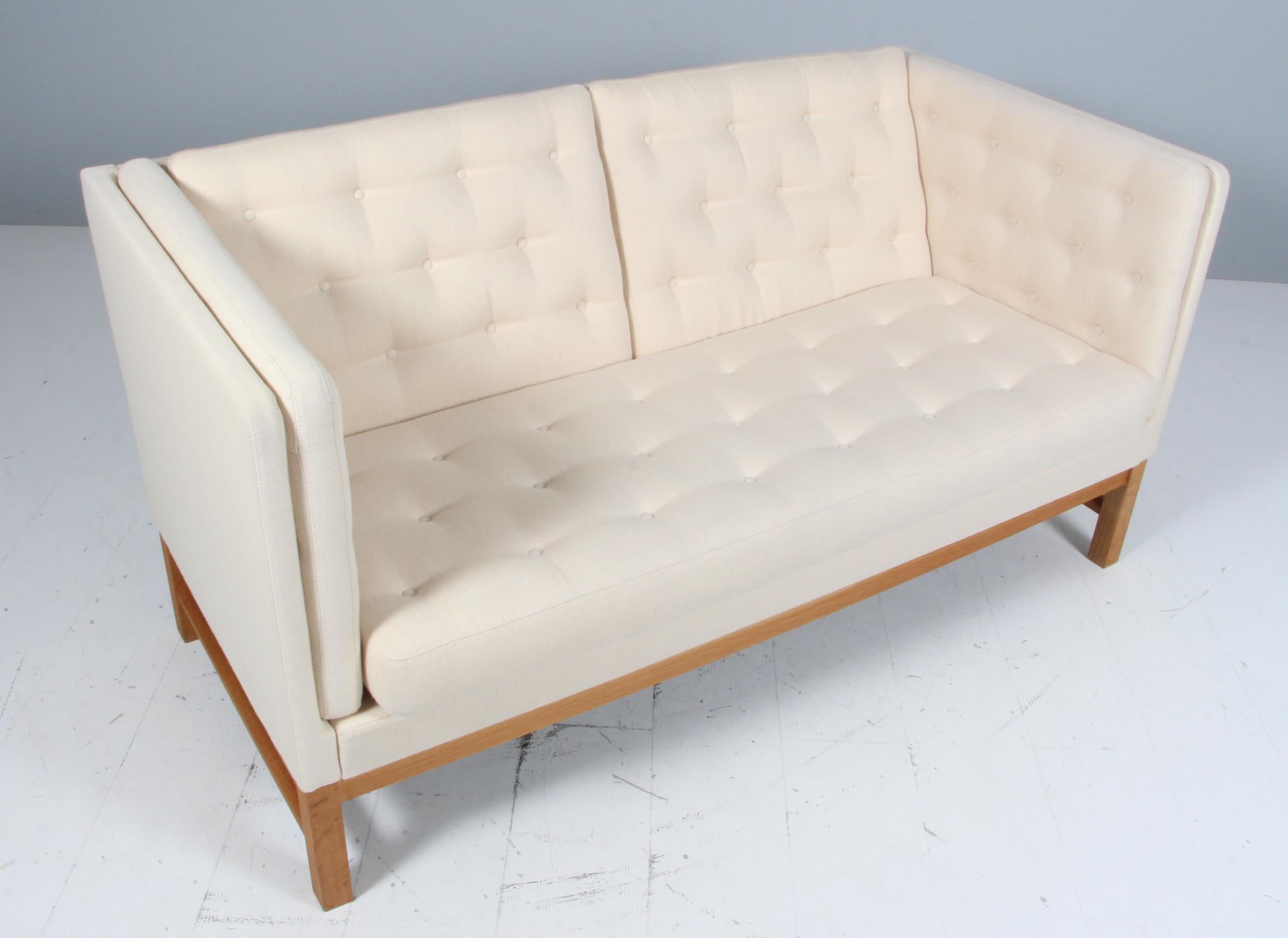 Erik Jørgensen Zweisitziges Sofa, Modell EJ315. Savak Wolle und Eiche (Skandinavische Moderne) im Angebot