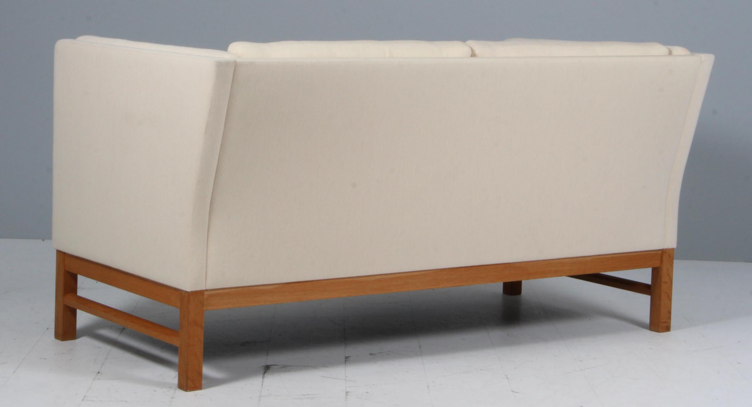Erik Jørgensen Zweisitziges Sofa, Modell EJ315. Savak Wolle und Eiche (Mitte des 20. Jahrhunderts) im Angebot