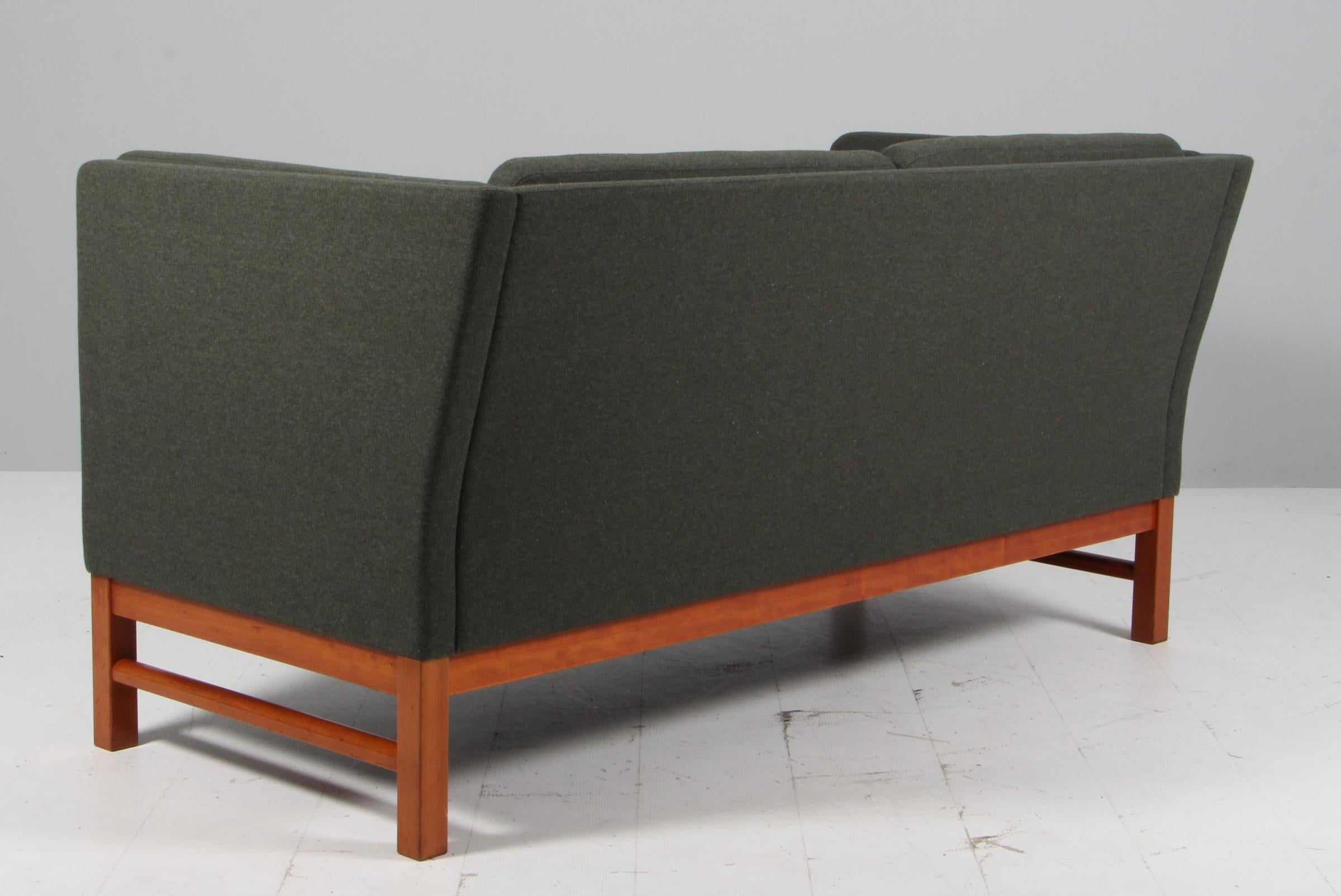 Sofá de dos plazas Erik Jørgensen, modelo EJ315. Lana, cerezo y cuero en venta 4