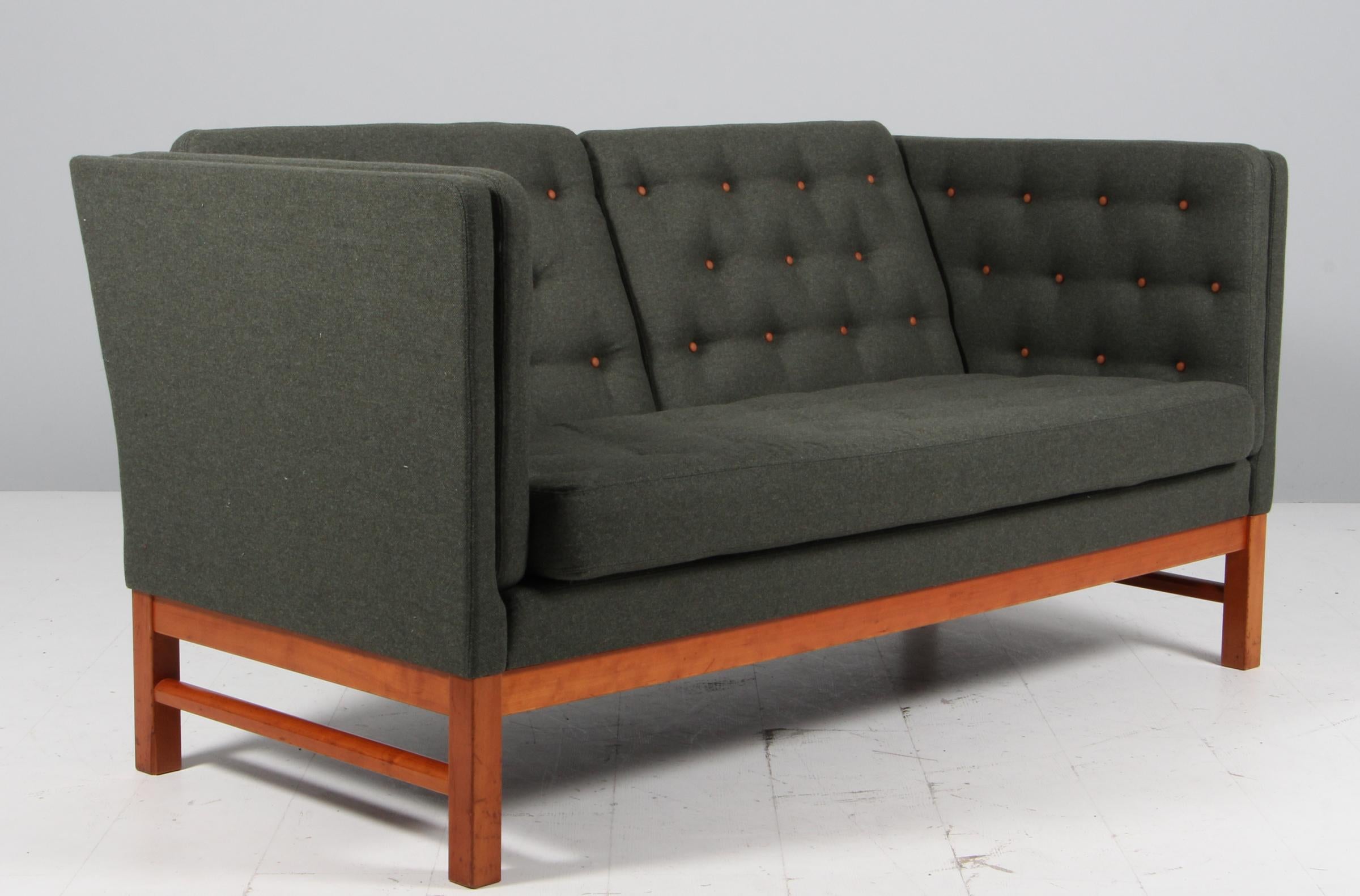 Sofá de dos plazas Erik Jørgensen nuevo tapizado con lana verde y botones de cuero.

Marco de cerezo.

Modelo EJ 315/2, fabricado por Erik Jørgensen.
