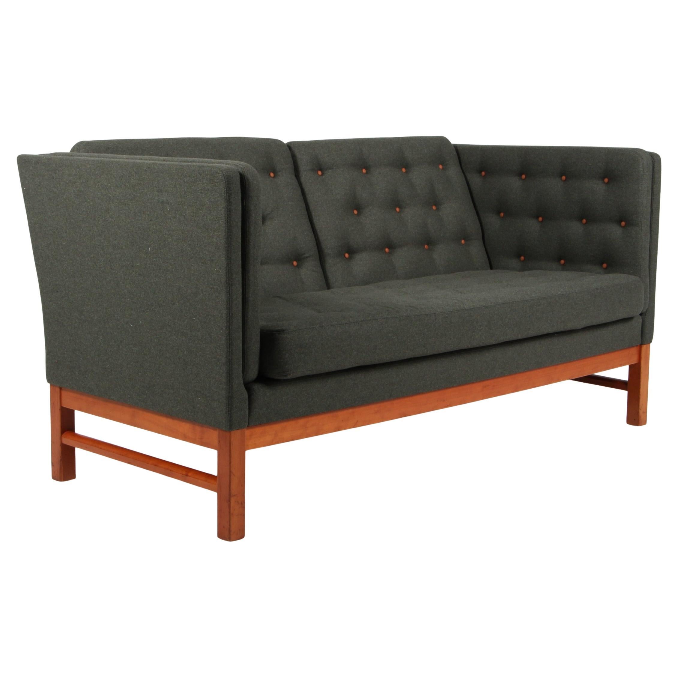 Sofá de dos plazas Erik Jørgensen, modelo EJ315. Lana, cerezo y cuero en venta