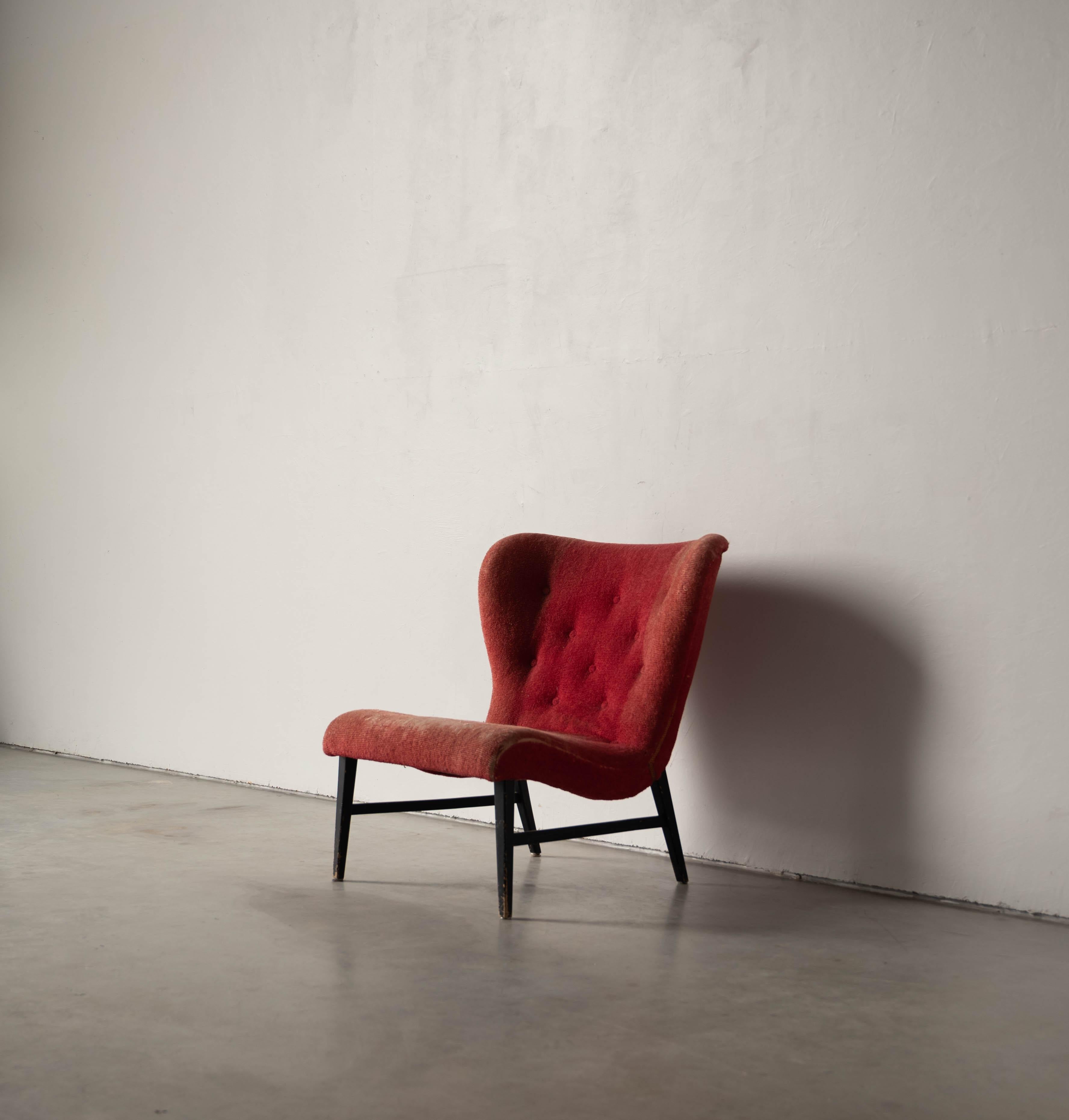 A slipper or lounge chair in dark-stained wood and red velvet. Design attributed to Erik Karlén, presumably produced by Firma Rumsinteriör, Sweden, 1940s.