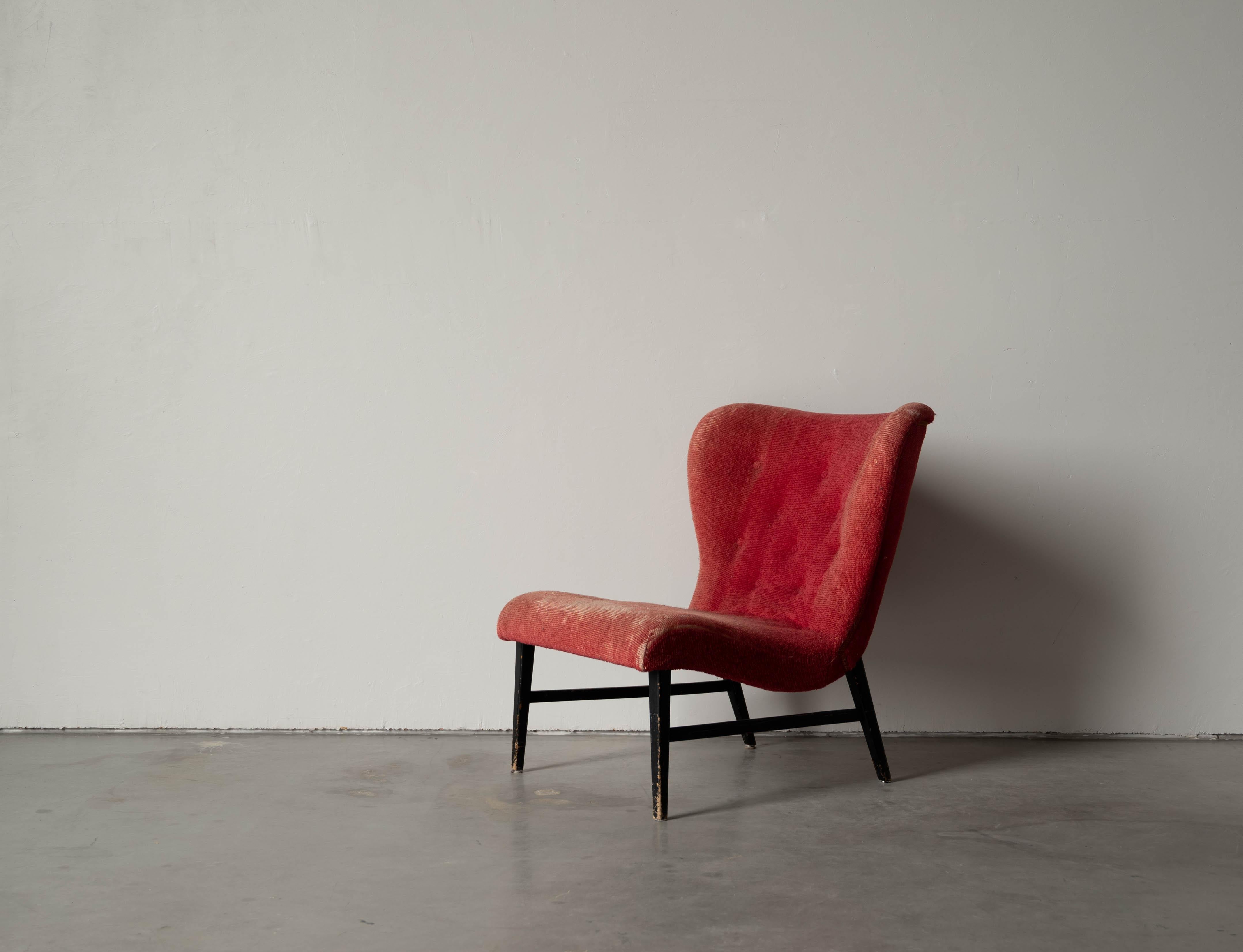 Mid-Century Modern Chaise pantoufle attribuée Erik Karlén, velours rouge, bois, Suède, années 1940 en vente