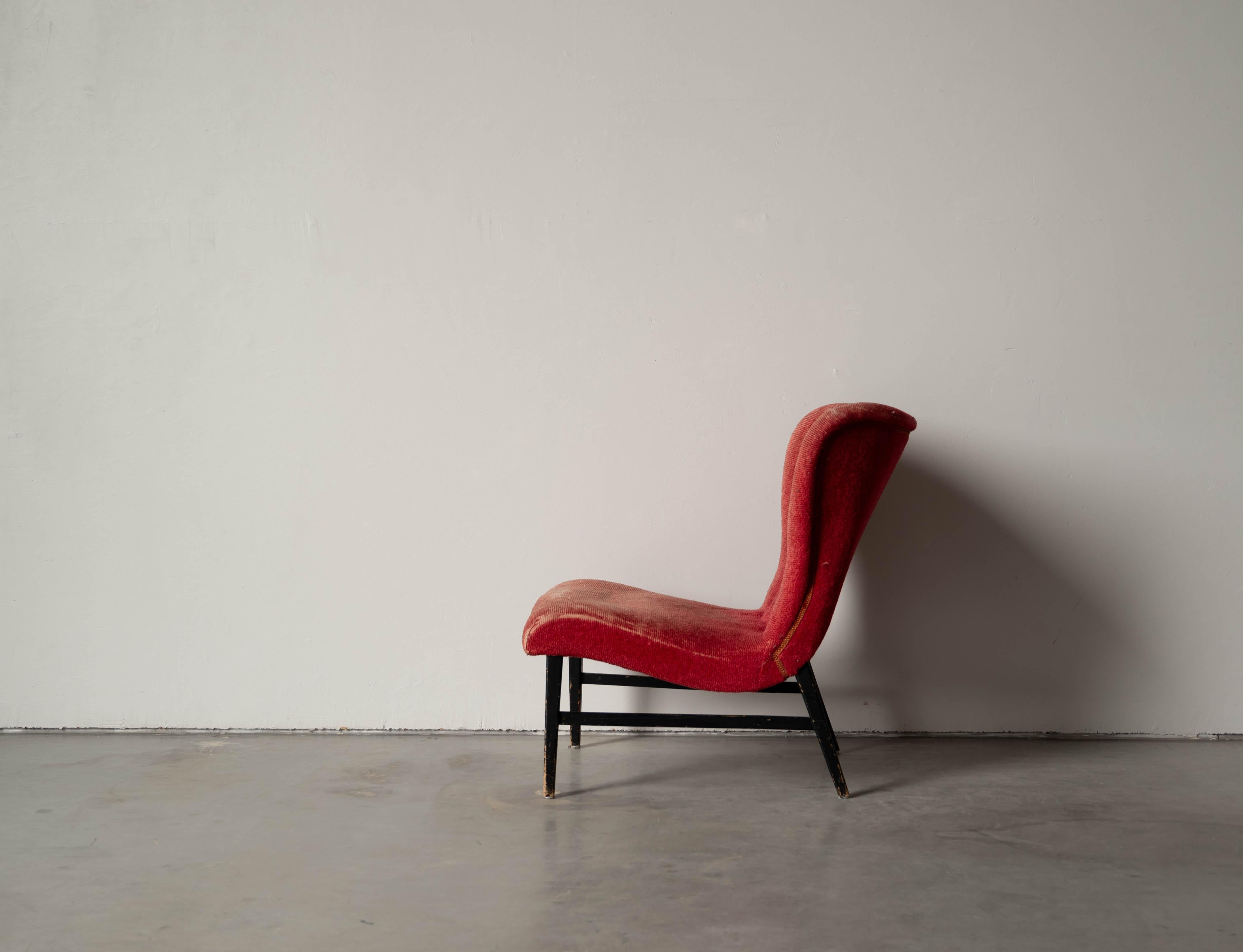 Swedish Erik Karlén 'Attributed' Slipper Chair, Red Velvet, Wood, Sweden, 1940s For Sale