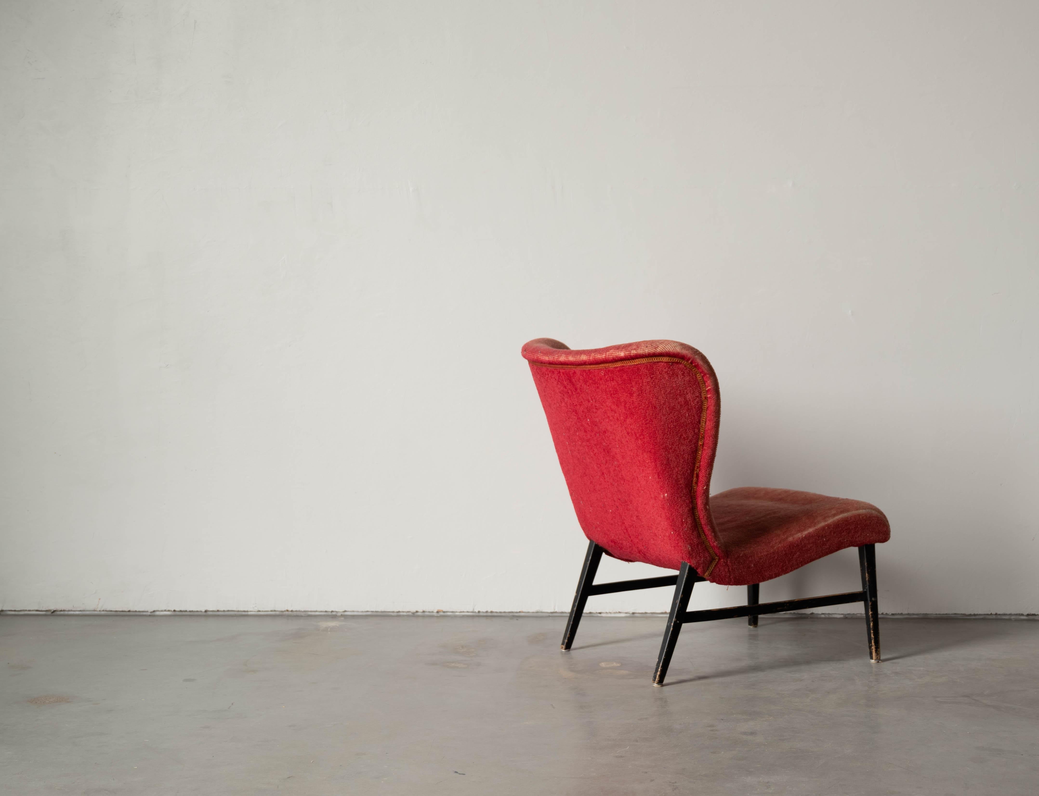 Erik Karlén 'Attributed' Slipper Chair, Red Velvet, Wood, Sweden, 1940s For Sale 1