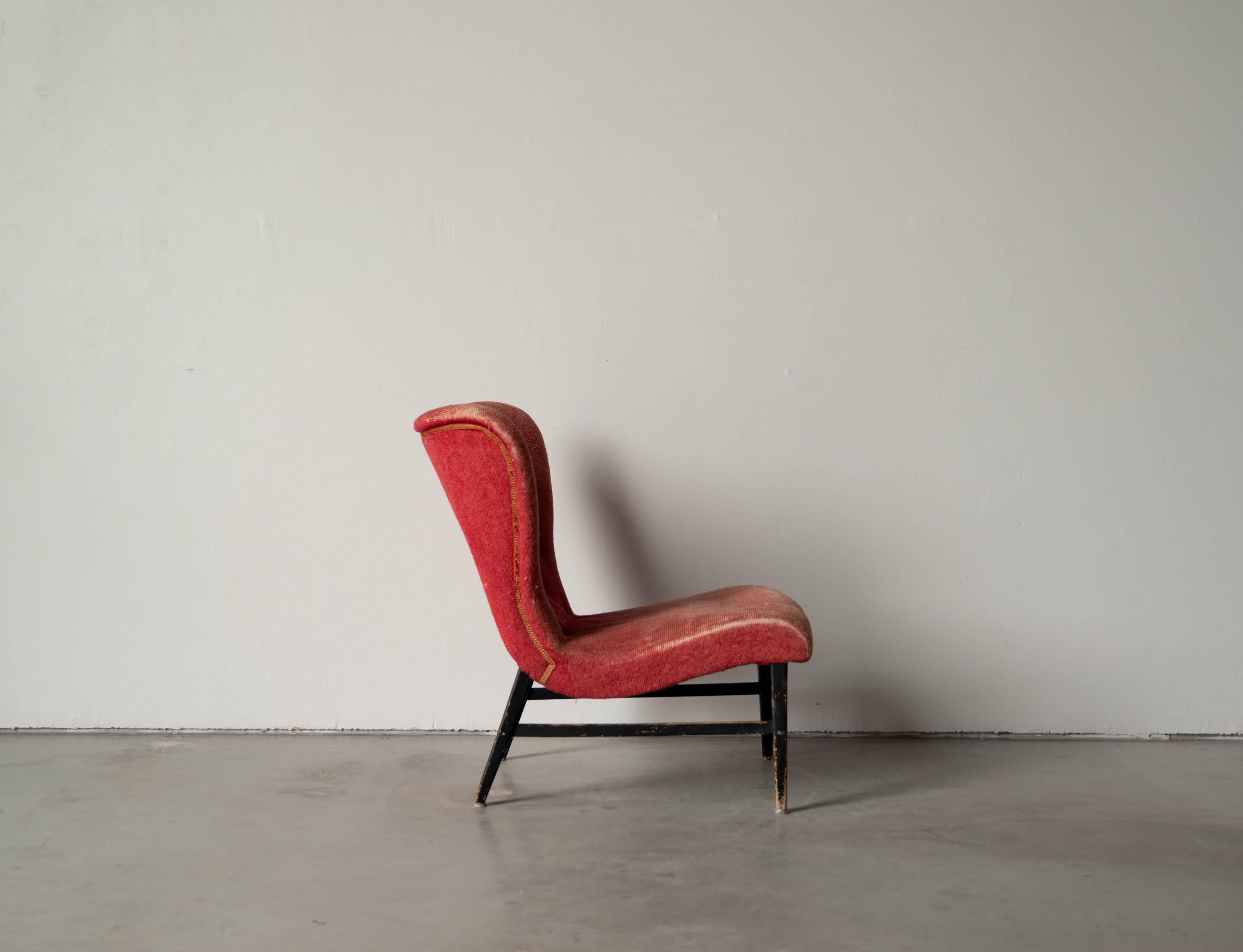 Chaise pantoufle attribuée Erik Karlén, velours rouge, bois, Suède, années 1940 en vente 1