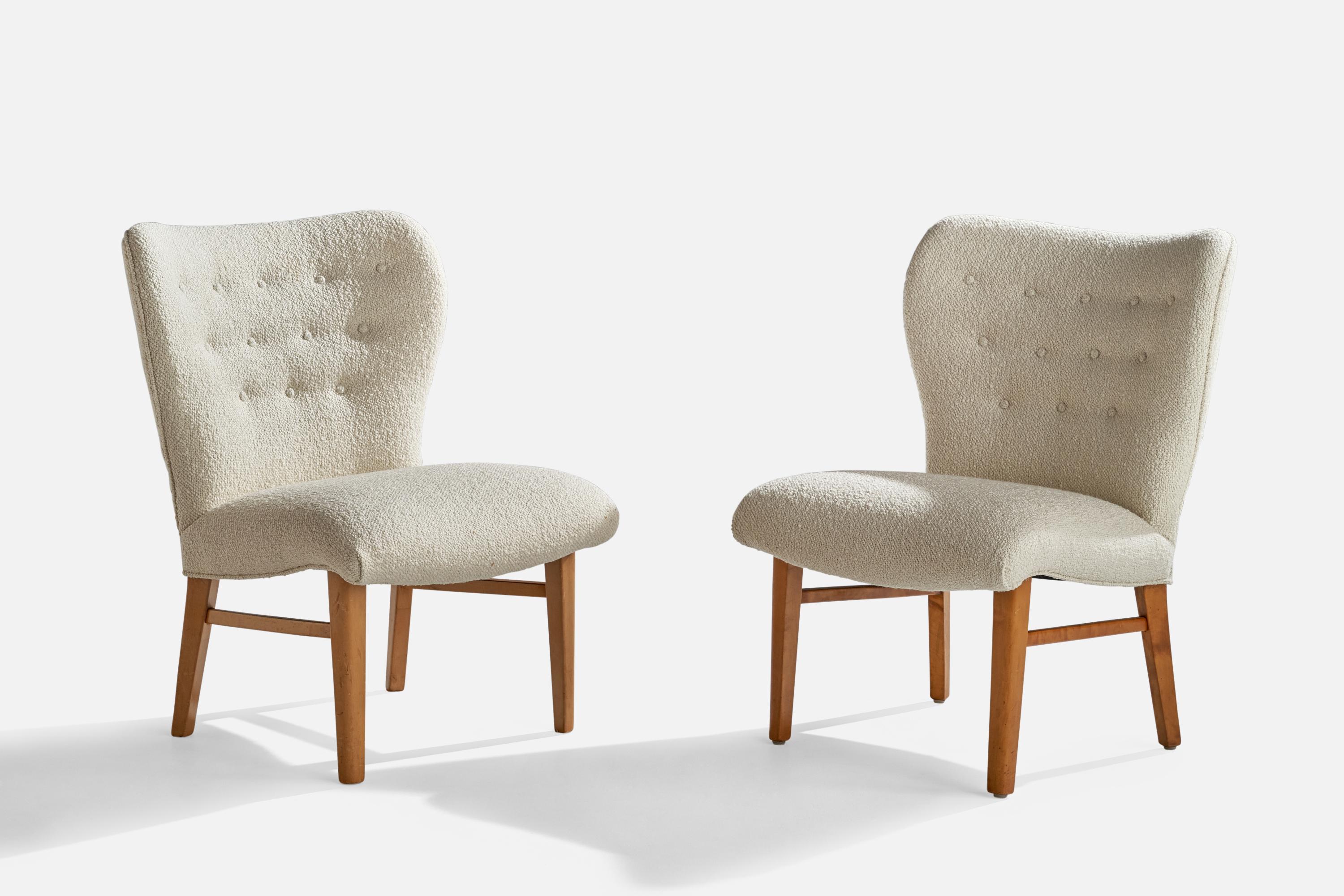 A pair of white bouclé fabric and beech slipper lounge chairs attributed to Erik Karlén for Firma Rumsinteriör, Sweden, c. 1950s.

Seat height: 16.25”
