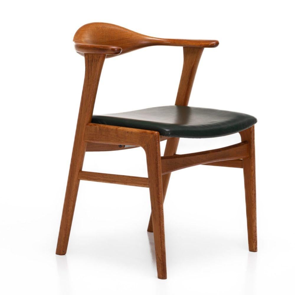 These chairs model 49 designed by Erik Kierkegaard for Hong Stolefabrik in 1956 are in teak and leather. With this design, we are at the core of Scandinavian modern design. Simplicity, functionalism, organic forms, natural materials, all these