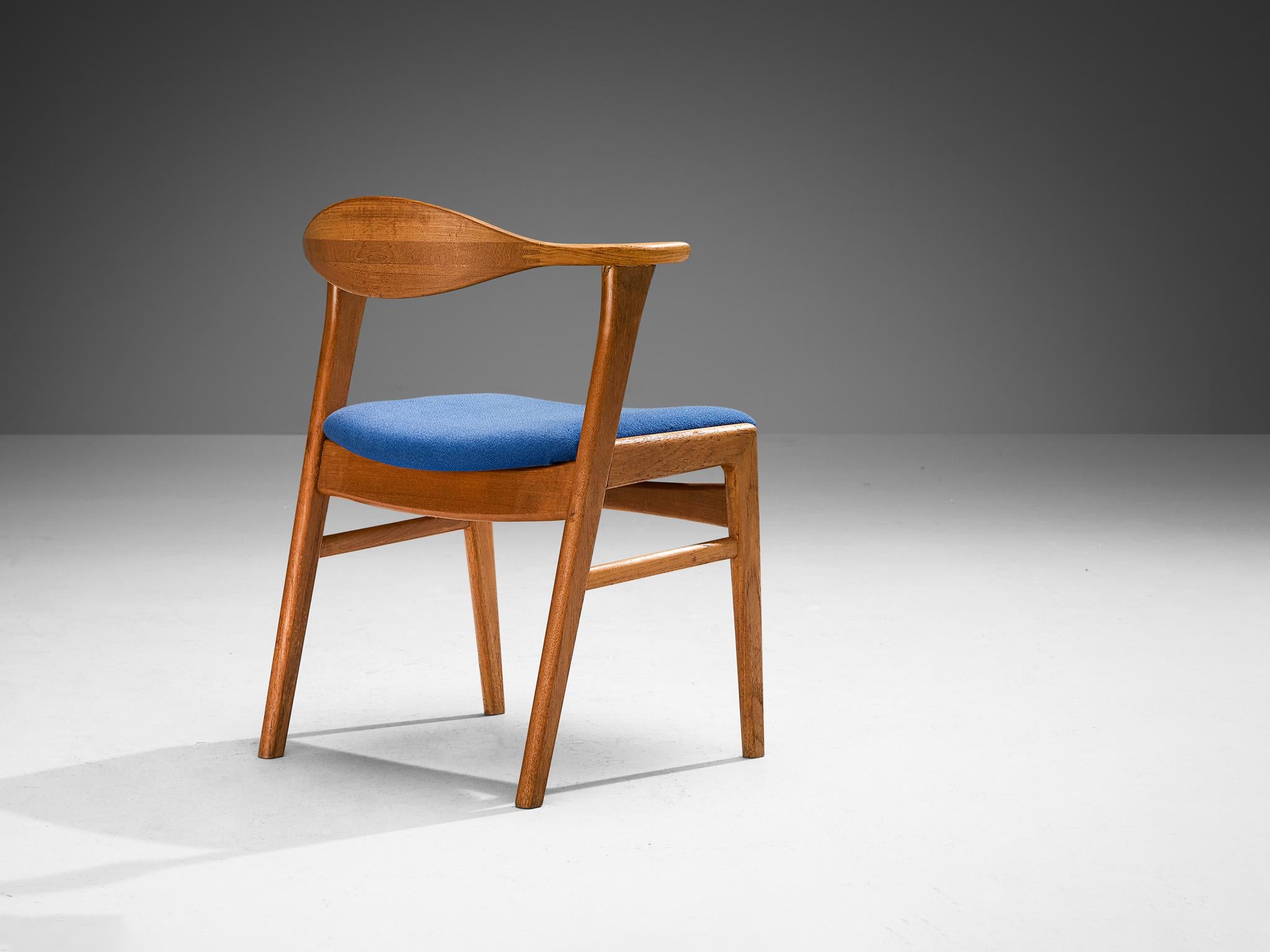 Erik Kirkegaard for Høng Stolefabrik, armchair, model 49b, fabric, oak, Denmark, 1960s

This bullhorn-shaped dining chair provides an ergonomic seating experience due to the curved backrest and wide seat. The profile features a dynamic construction