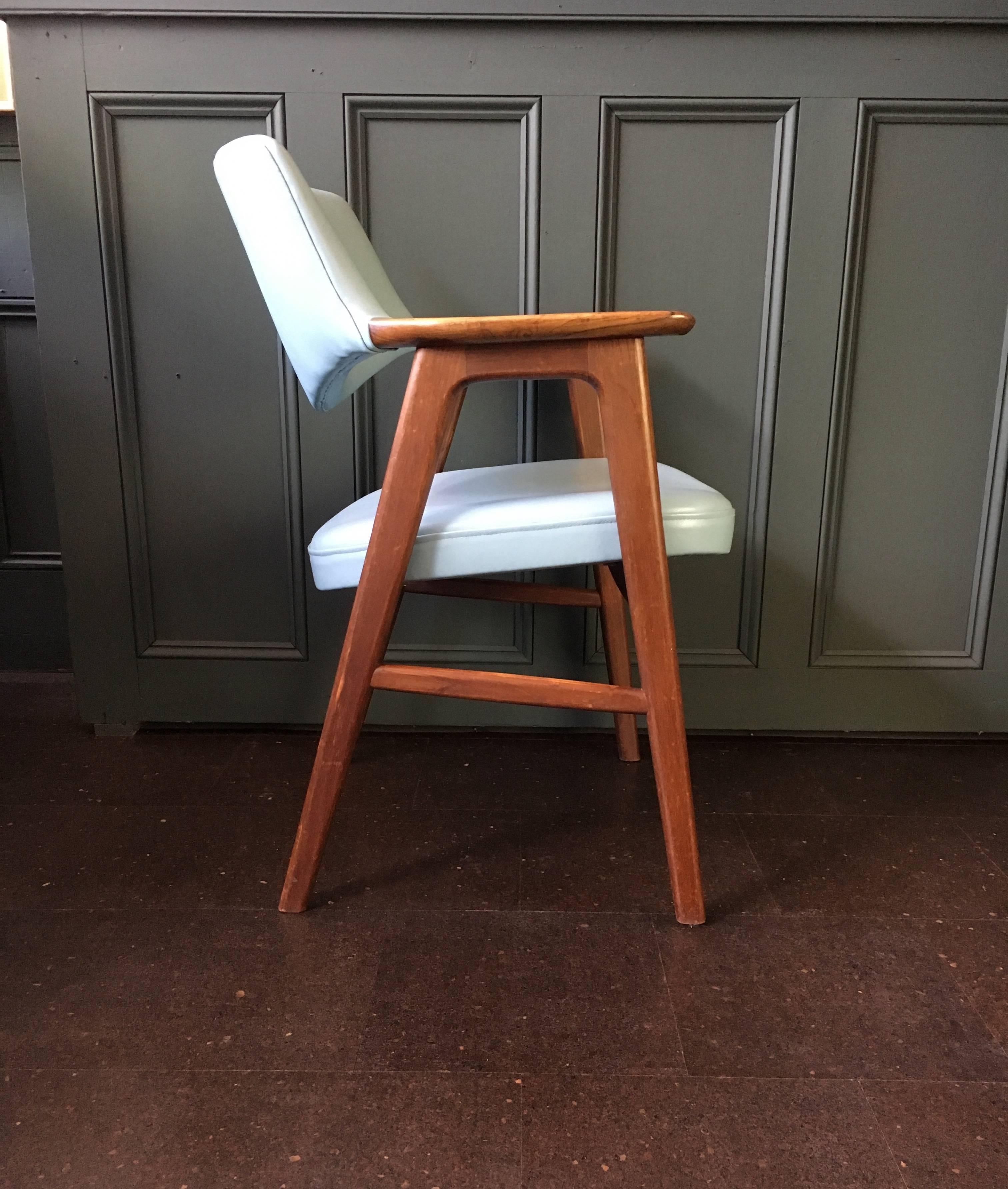 Fully refurbished and reupholstered Erik Kirkegaard chair. Beautiful frame with new chalk blue leather upholstery. Designed by Erik Kirkegaard for Hongstole, Denmark, circa 1955.
Probably the most comfortable elbow chair out there. 
More in stock -