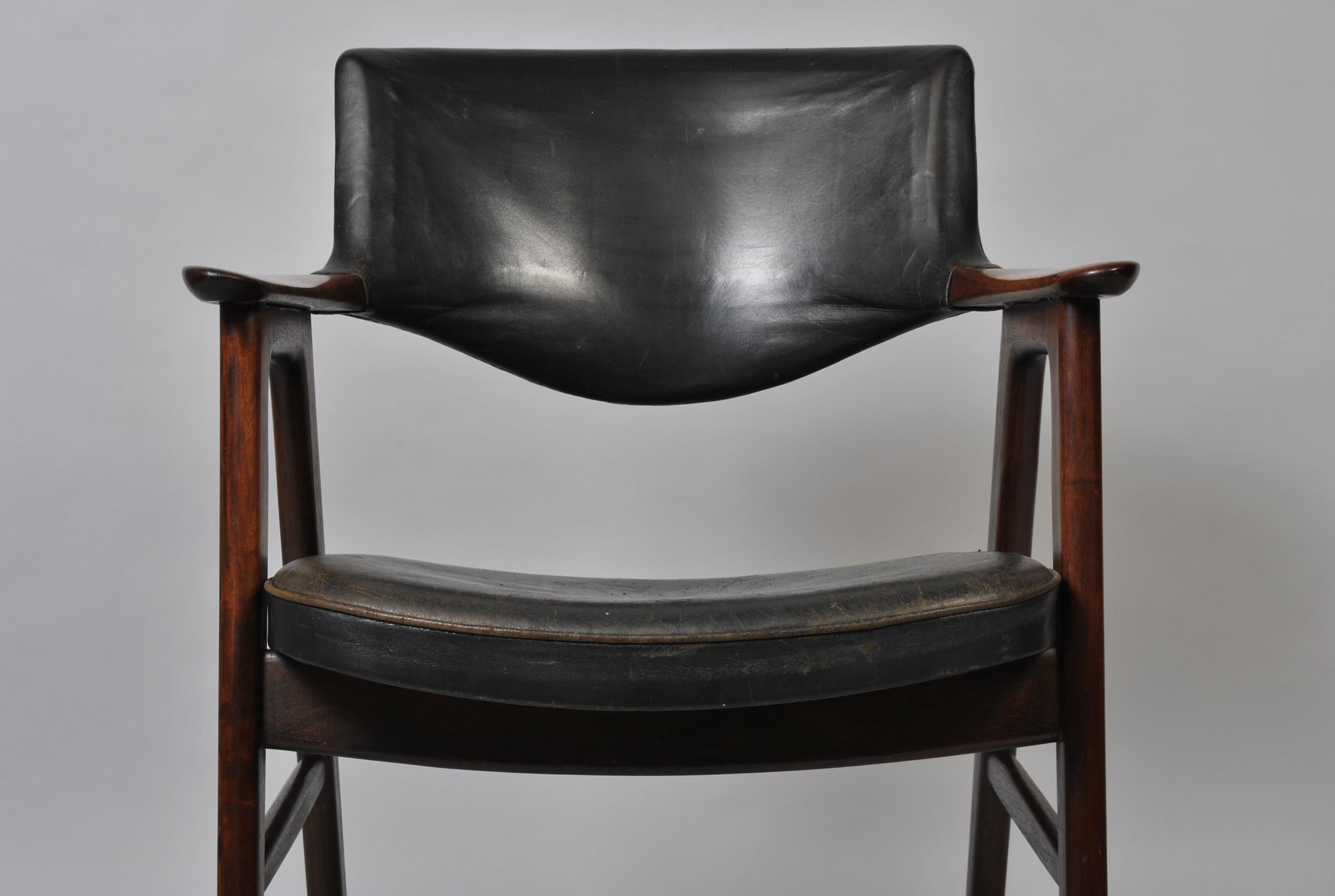 A lovely example of the Classic Erik Kirkegaard armchair for Hong-Stole, Denmark, circa 1950.
Beautiful grained wood frame with original black leather upholstery. Custom reupholstery is available. Incredibly comfortable.