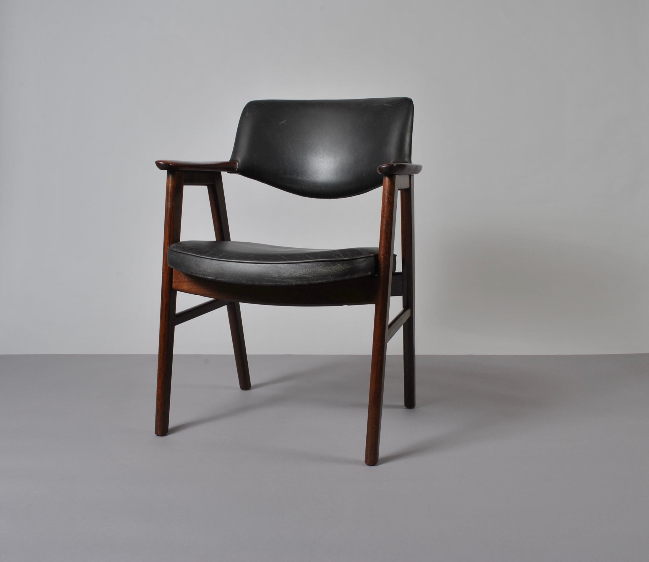 A superb example of the Erik Kirkegaard armchair for Hong-Stole, Denmark, circa 1950.
Beautiful grained wood frame with original black leather upholstery. Custom re-upholstery is available upon request. Incredibly comfortable chair.