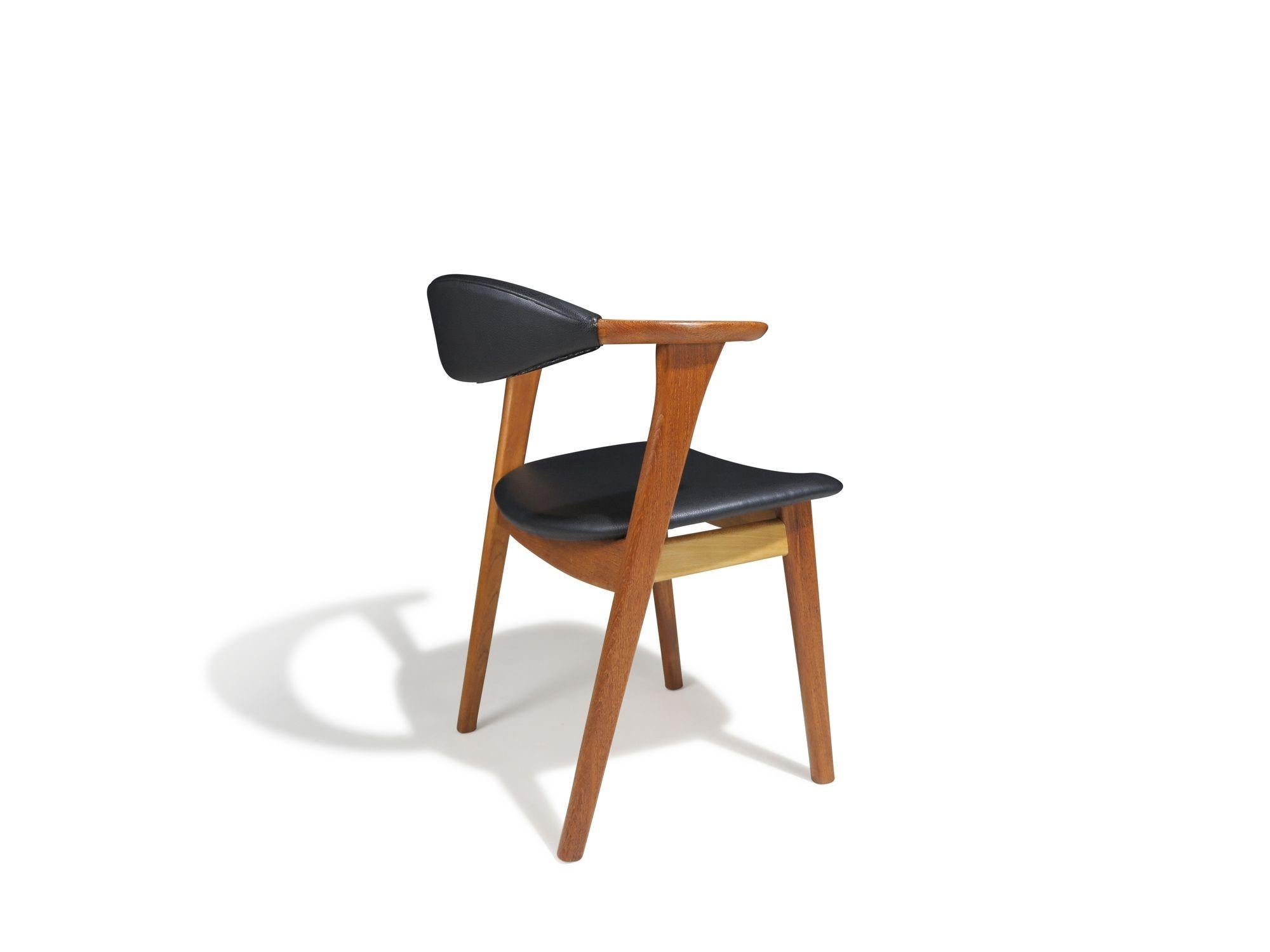 Erik Kirkegaard Danish Teak Dining Chairs in Black Leather, Six (6) For Sale 4