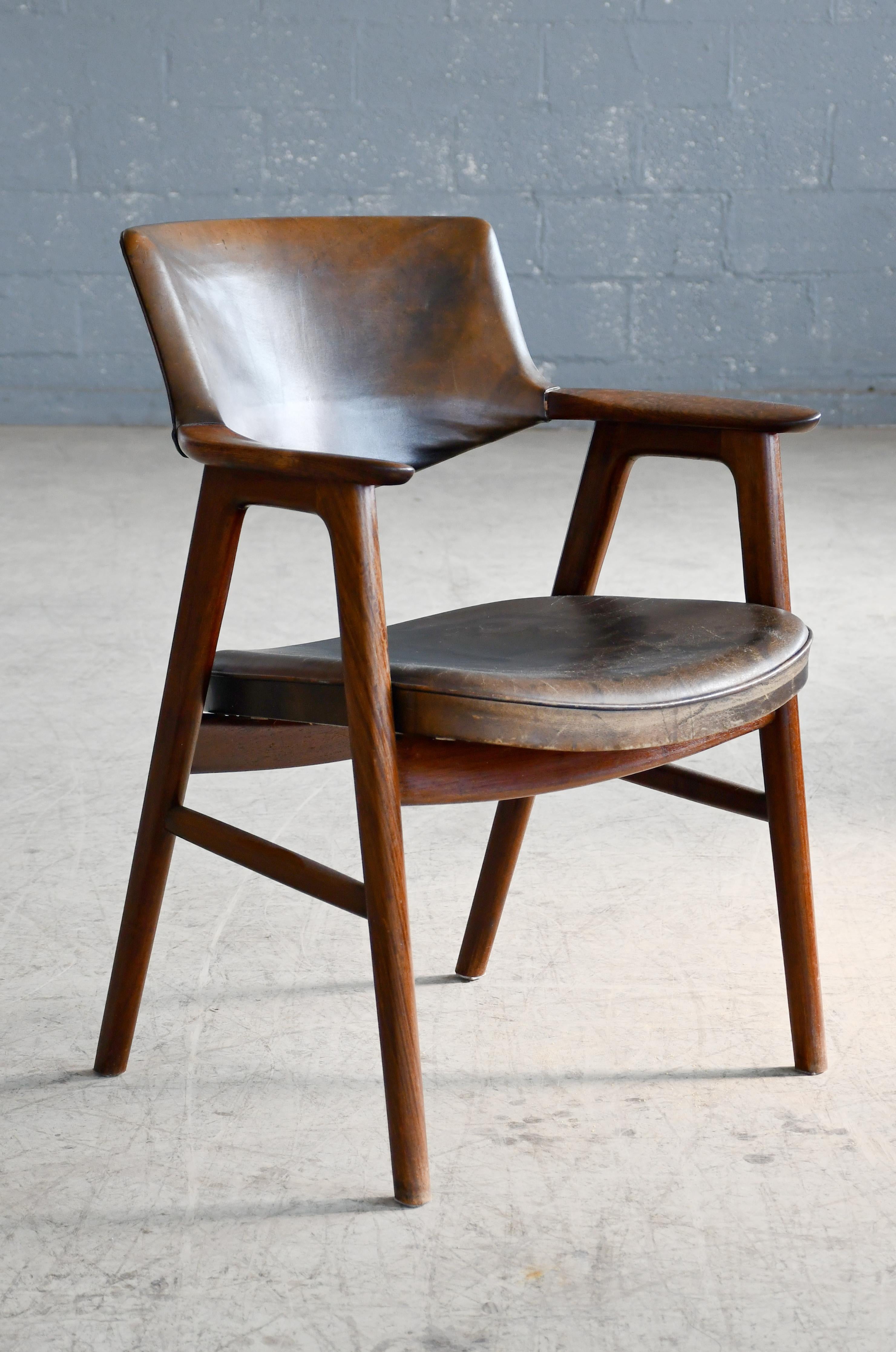Fantástico sillón o silla de escritorio diseñado por Erik Kirkegaard en los años 50 para Høng Stolefabrik en Dinamarca. Muy buscado y cada vez más raro de encontrar. Silla de acento o de escritorio perfecta para cualquier hogar moderno. De