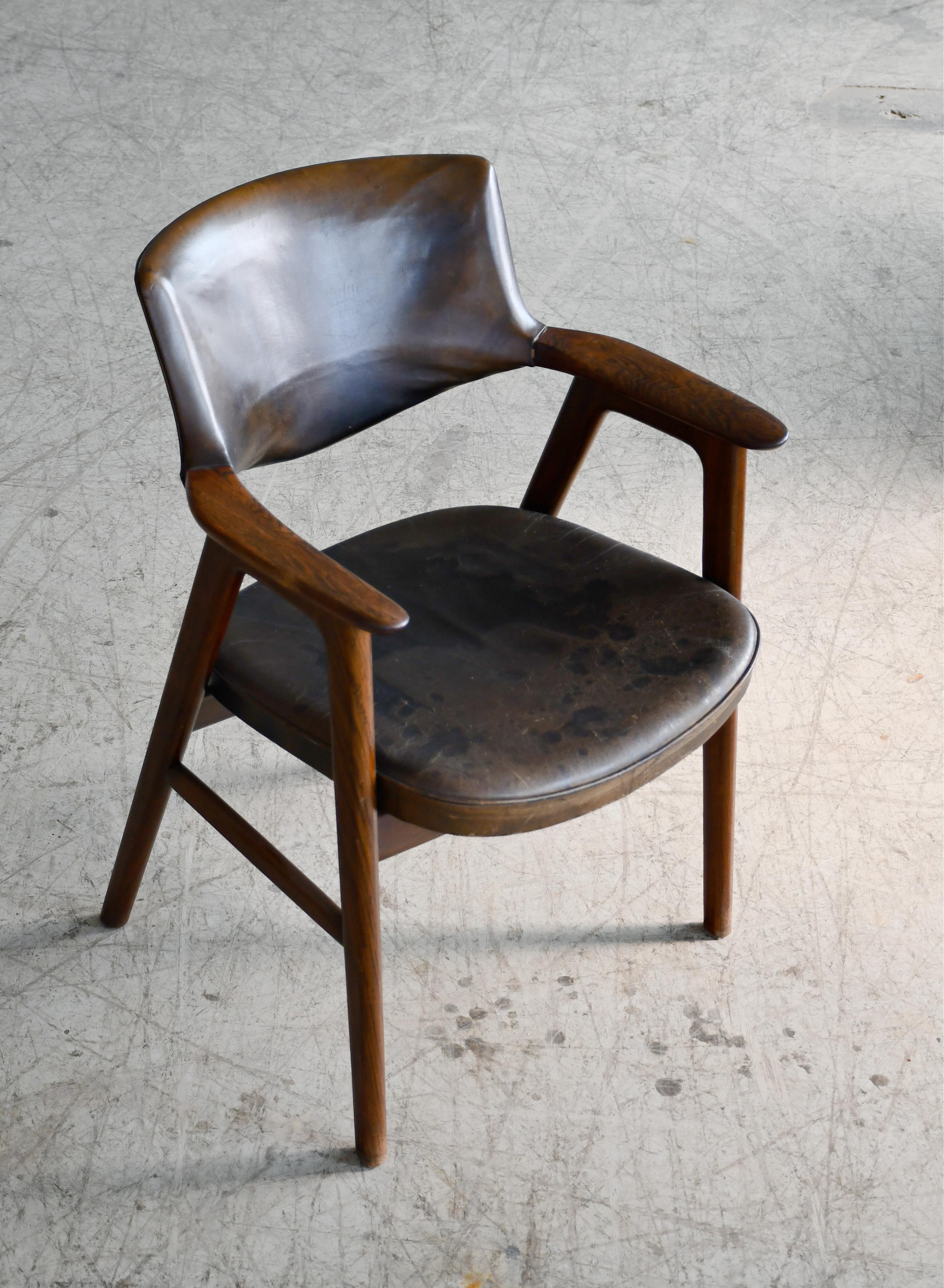 Erik Kirkegaard para Høng Silla de escritorio o auxiliar en palisandro y cuero, años 60 Cuero en venta