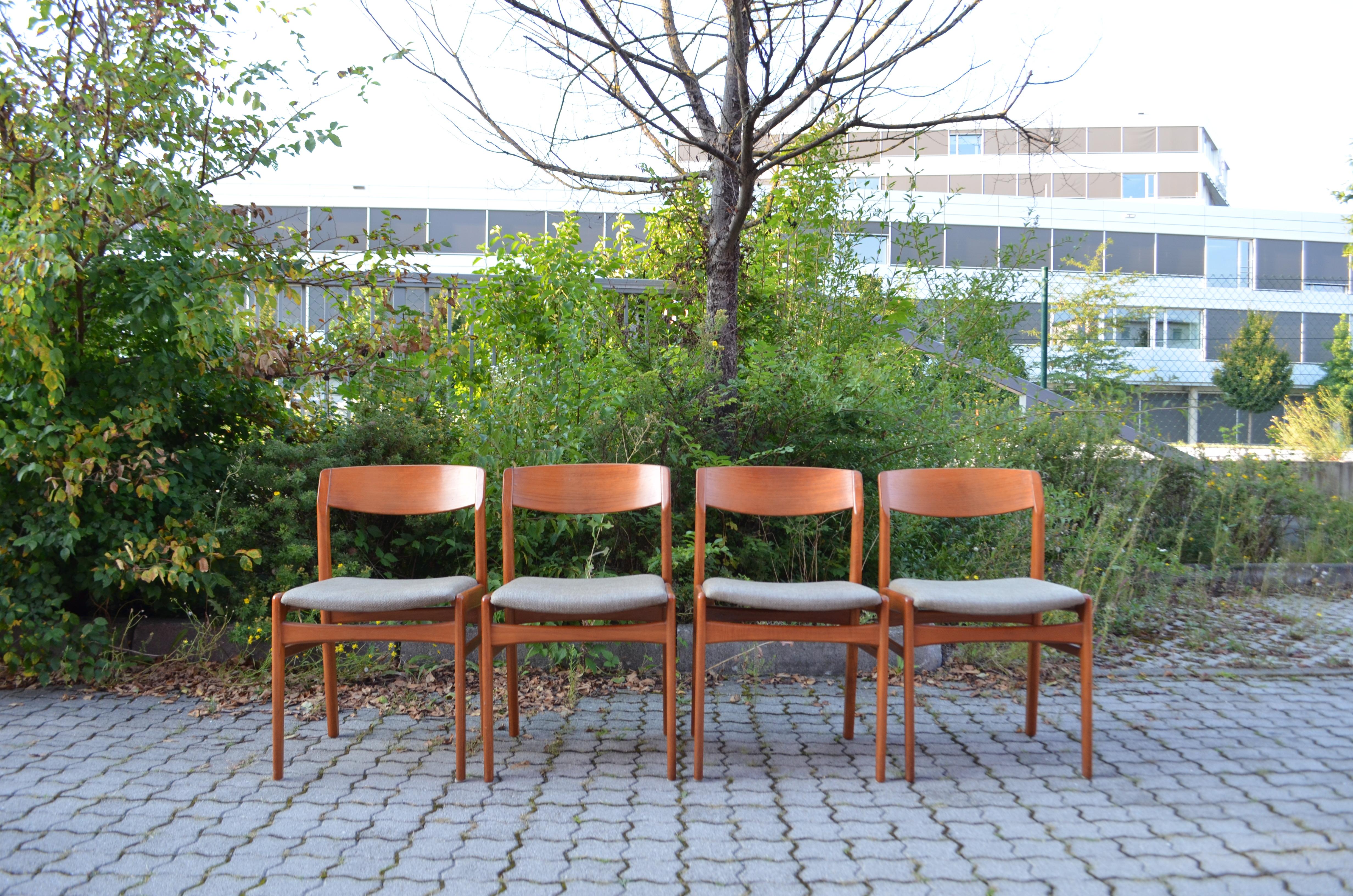 Erik Kirkegaard dining chairs in solid teak wood for Hong Stole Stolefabrik
Original fabric.
Set of 4.
Classic Danish design.
In good vintage condition.