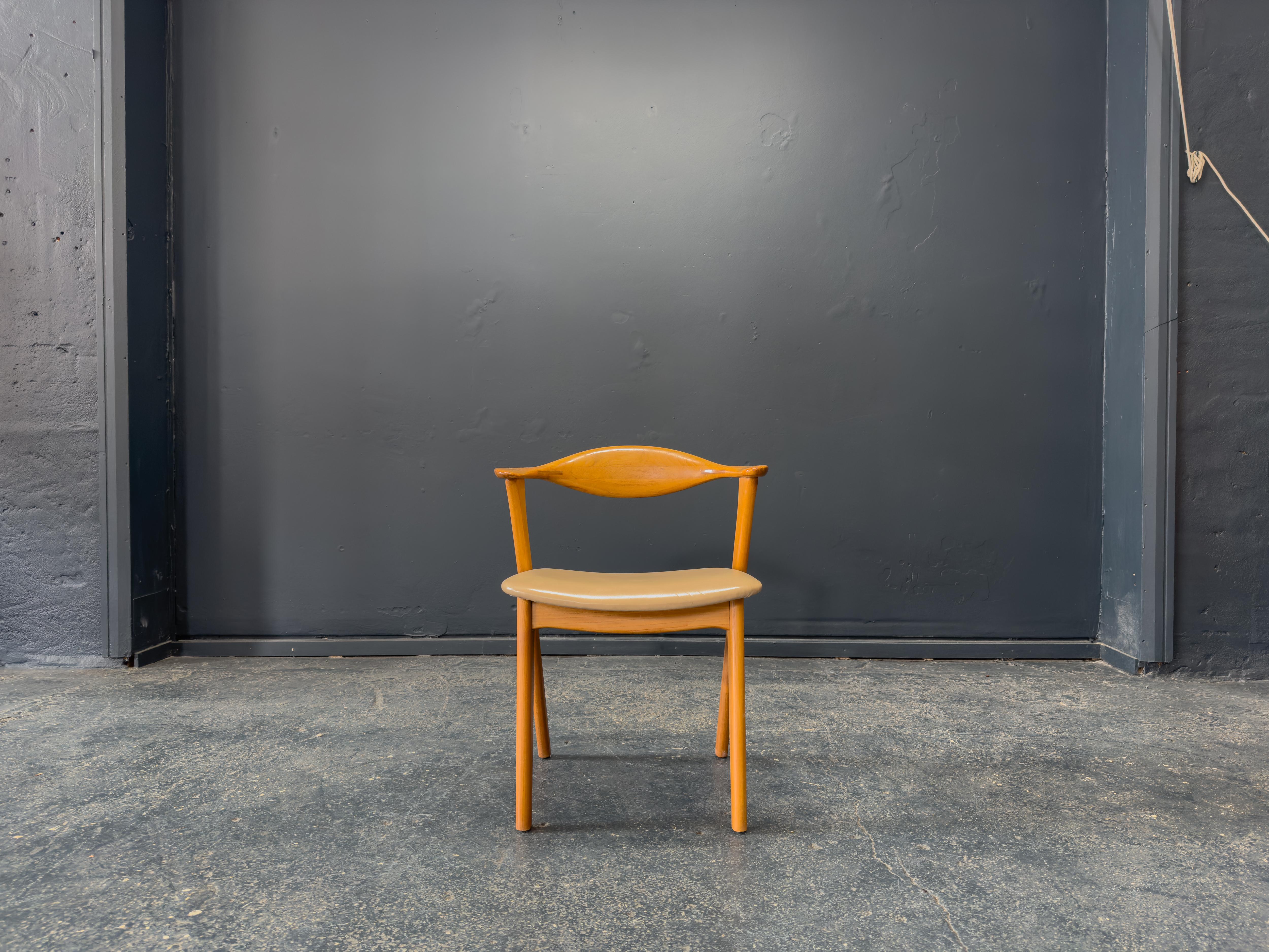 Il s'agit du fauteuil Model 48 conçu par Erik Kirkegaard, un classique de la modernité danoise célébré pour son design ergonomique et sa forme sculpturale. Fabriquée dans les années 1950, cette chaise illustre le meilleur de l'artisanat et de la