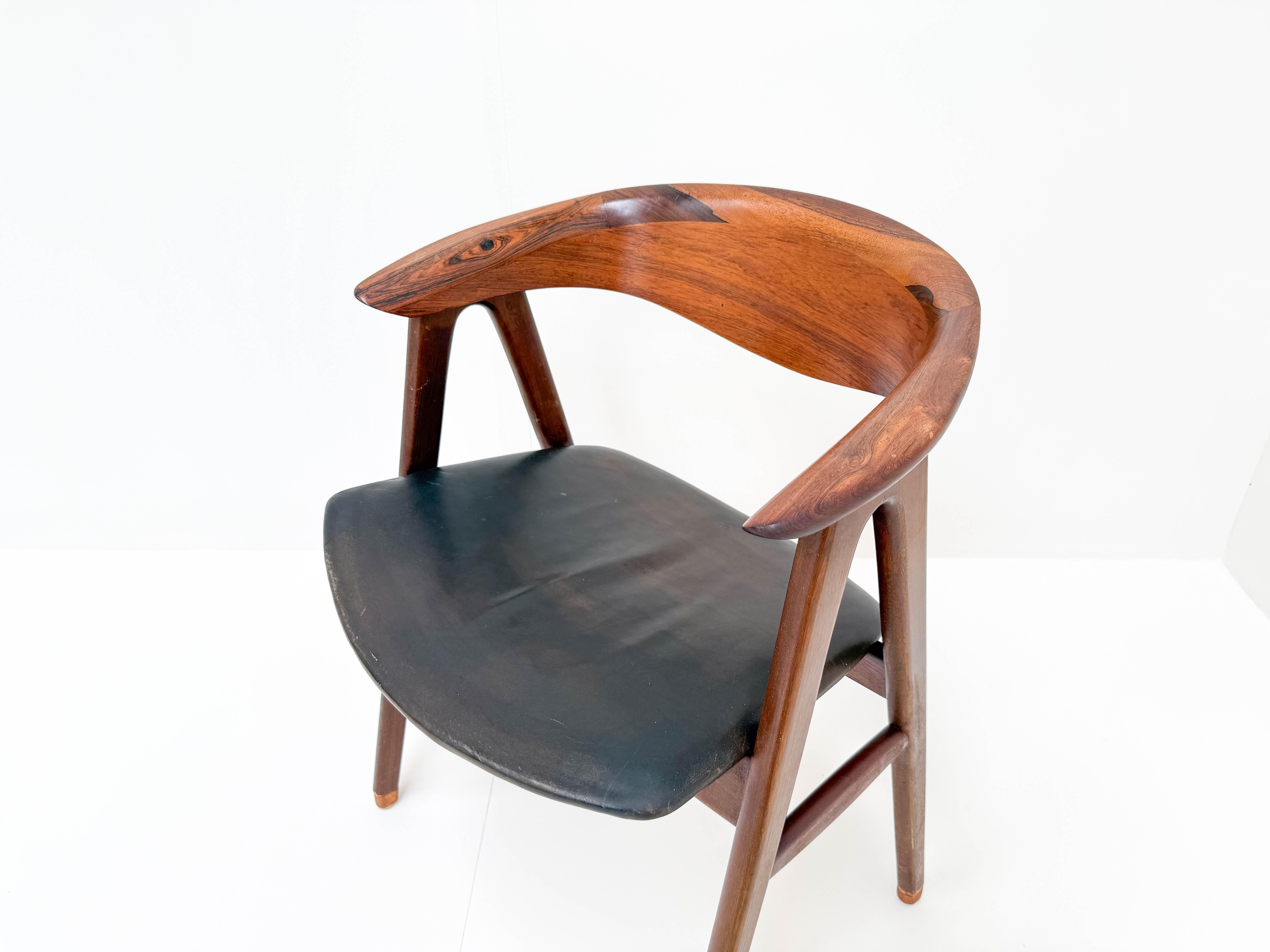 Si tratta di una sedia vintage Erik Kierkegaard, modello 52. Ha una robusta struttura in legno di palissandro con uno schienale curvo che lo rende comodo ed elegante. La seduta è rivestita in pelle nera e aggiunge un tocco classico. Le gambe sono