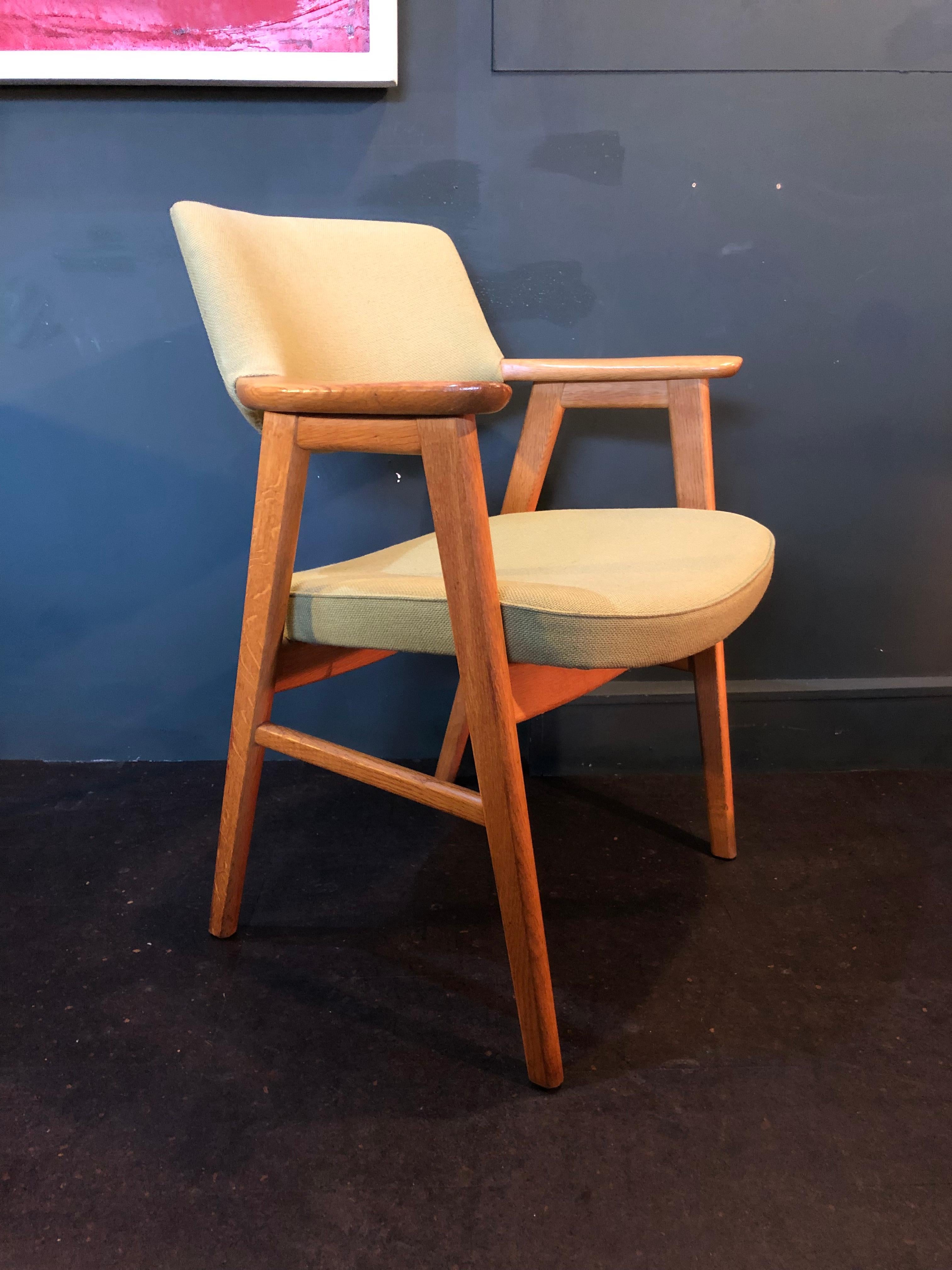 The most comfortable midcentury Scandinavian desk chair designed by Erik Kirkegaard for Hong-Stole, 1950s, Denmark. European quarter sawn oak frame with pale sage upholstery.
Thoroughly cleaned and polished.
  