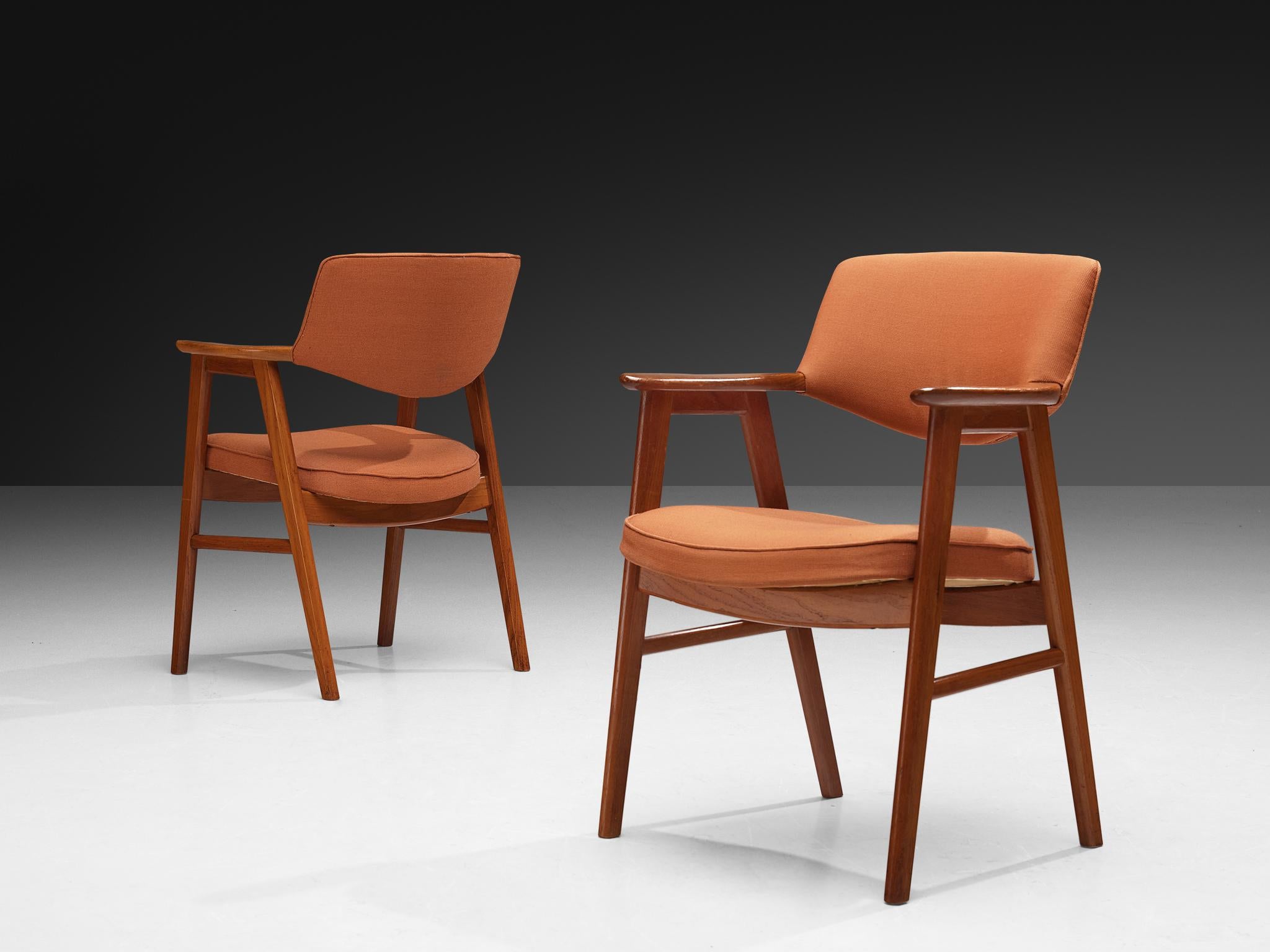 Erik Kirkegaard per Høng Stolefabrik, coppia di poltrone, teak, rivestimento in tessuto, Danimarca, anni '60

Sedie da pranzo molto comode, grazie ai braccioli ben sagomati e alle proporzioni ergonomiche dello schienale e della seduta, realizzate da