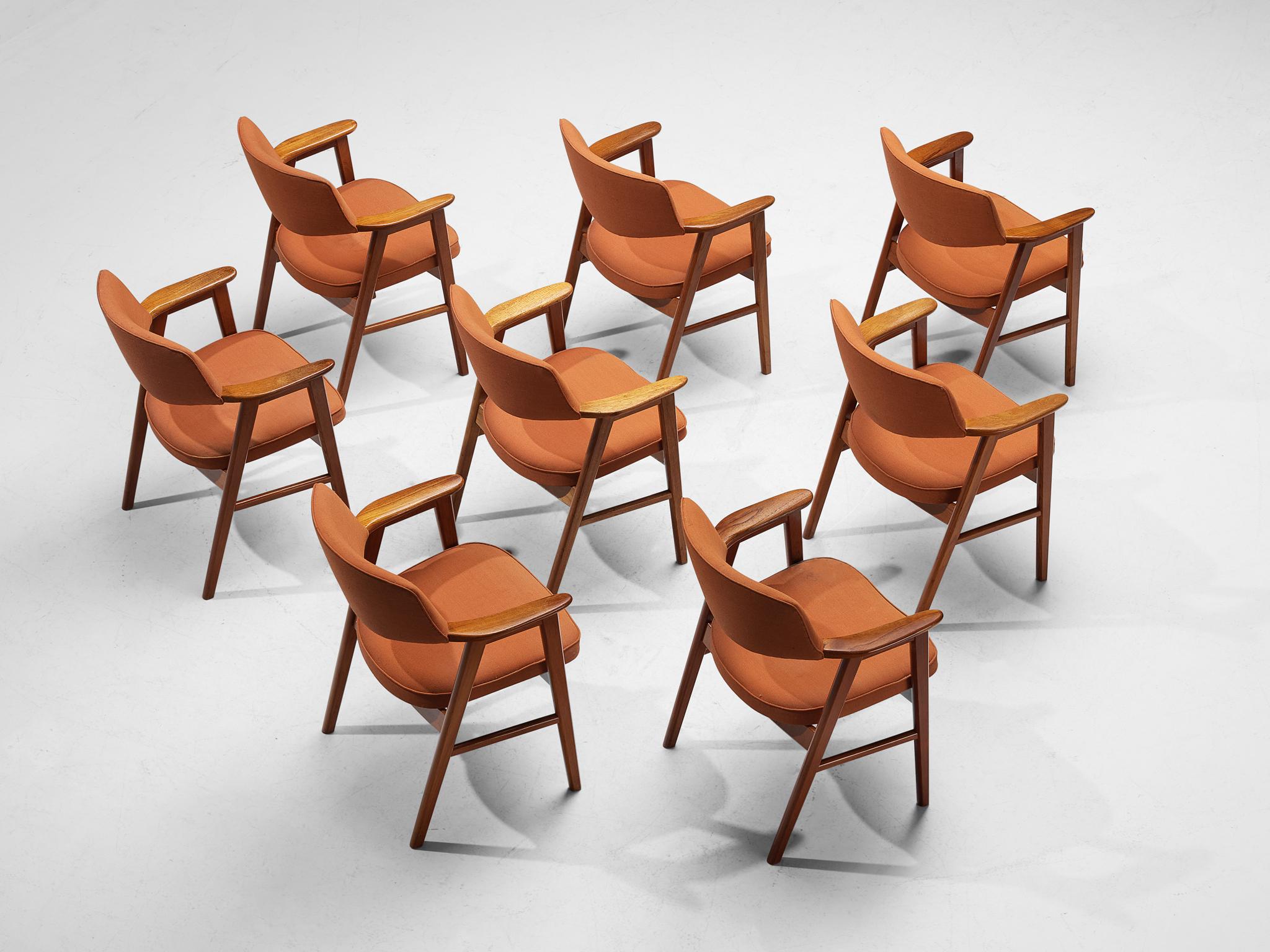 Erik Kirkegaard: Satz von acht Sesseln aus Teakholz und orangefarbener Polsterung (Mitte des 20. Jahrhunderts) im Angebot