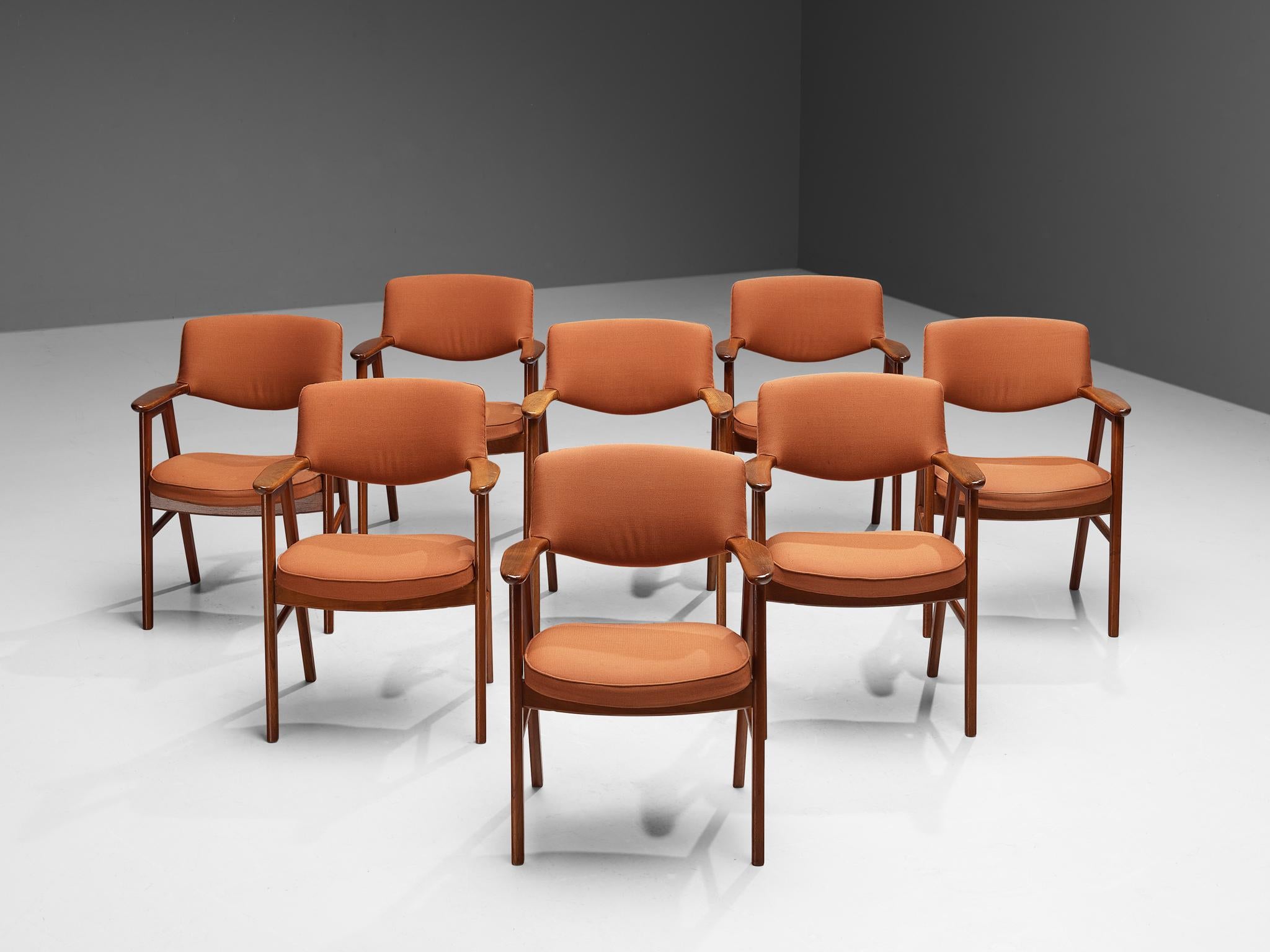Erik Kirkegaard: Satz von acht Sesseln aus Teakholz und orangefarbener Polsterung im Angebot 1
